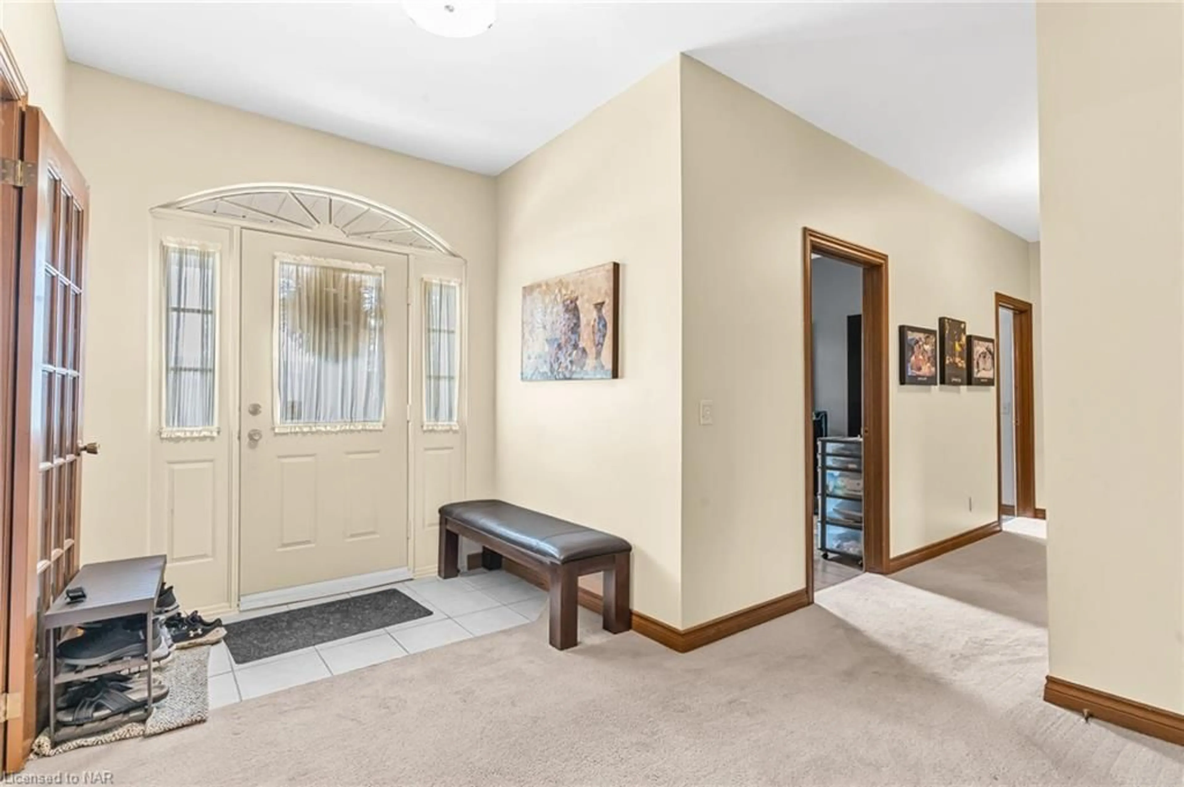 Indoor entryway for 275 Knoll St, Port Colborne Ontario L3K 5B8