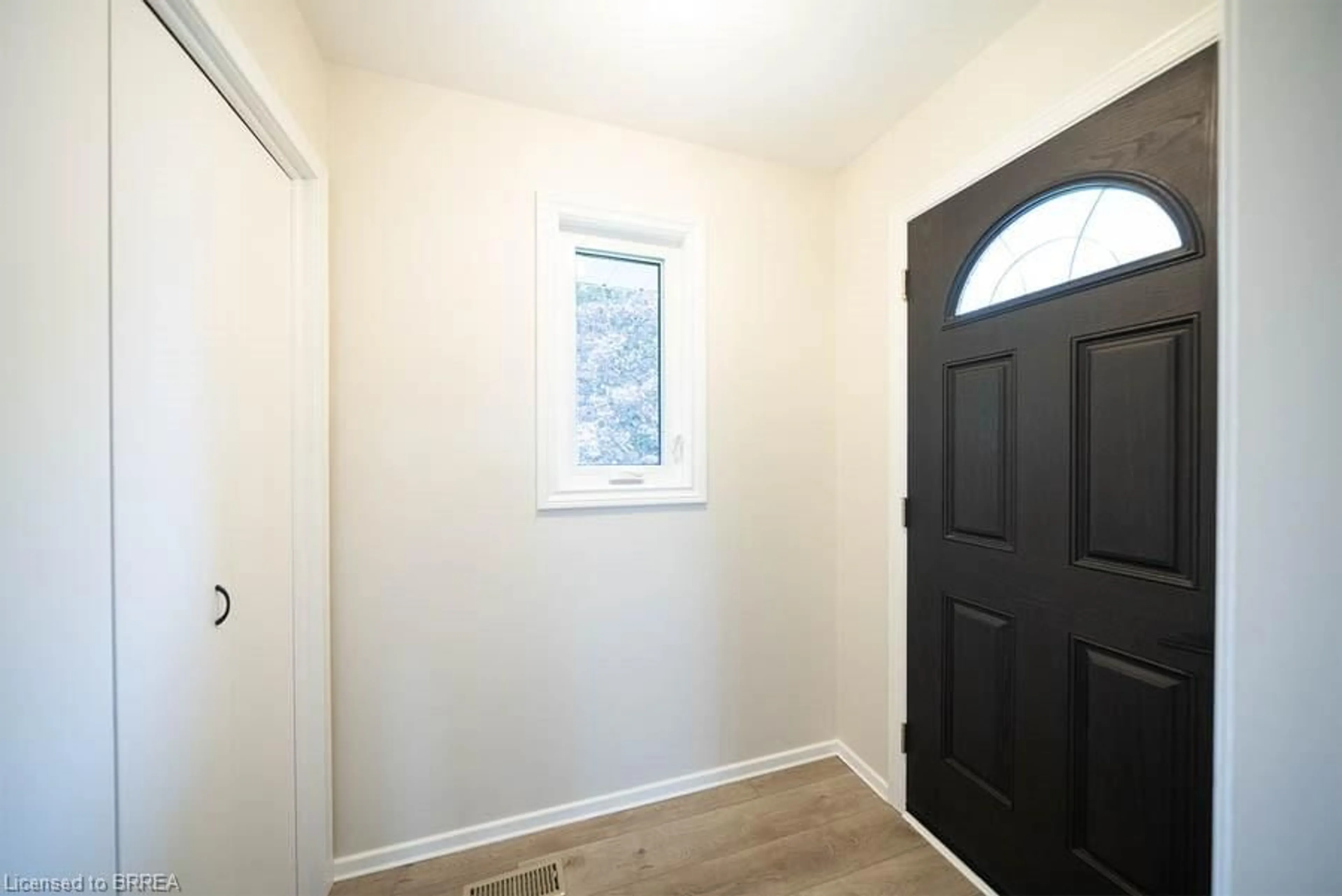 Indoor entryway for 267 Northumberland St, North Dumfries Ontario N0B 1E0