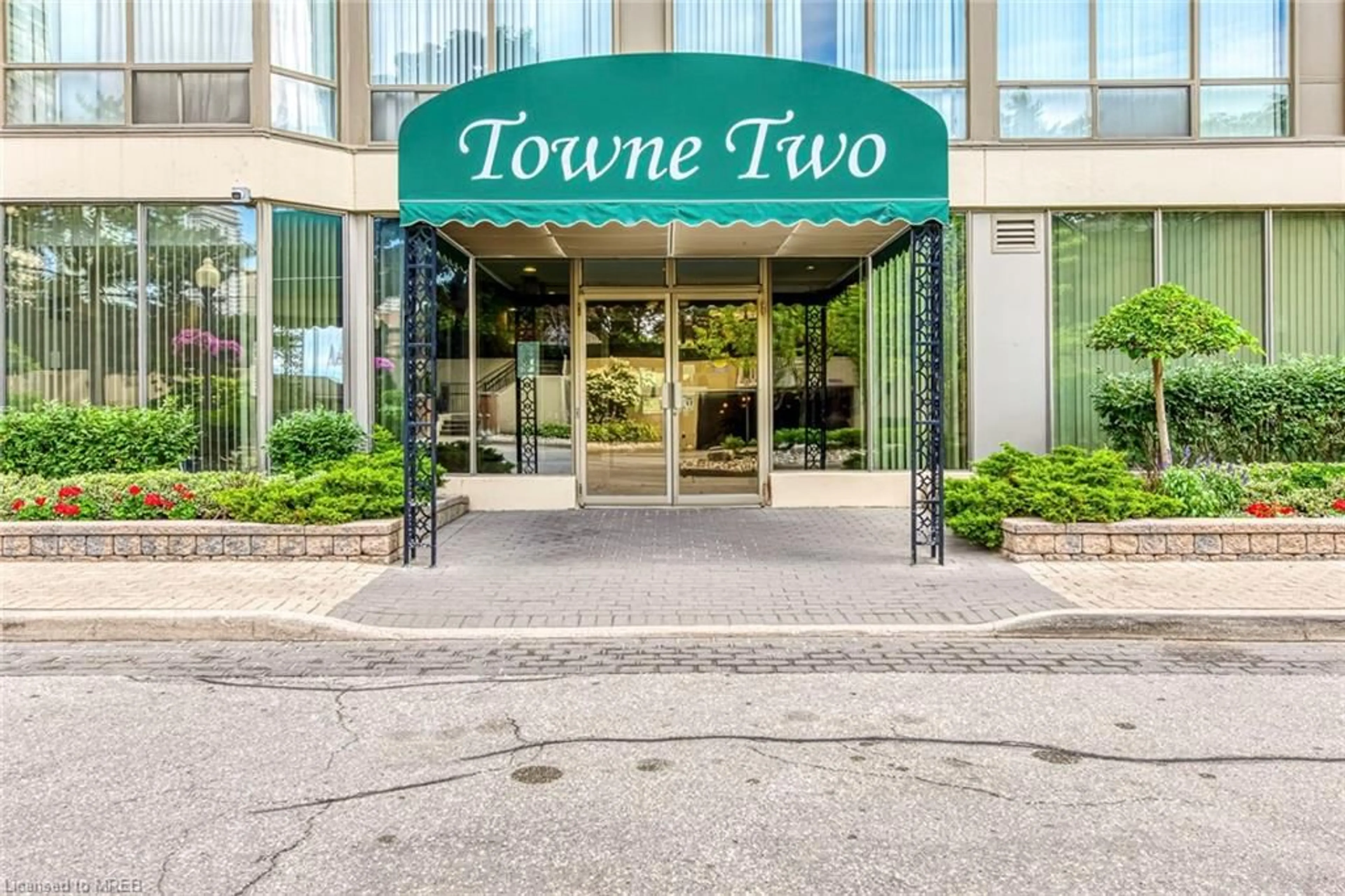 Indoor foyer for 55 Elm Dr #212, Mississauga Ontario L5B 3Z3