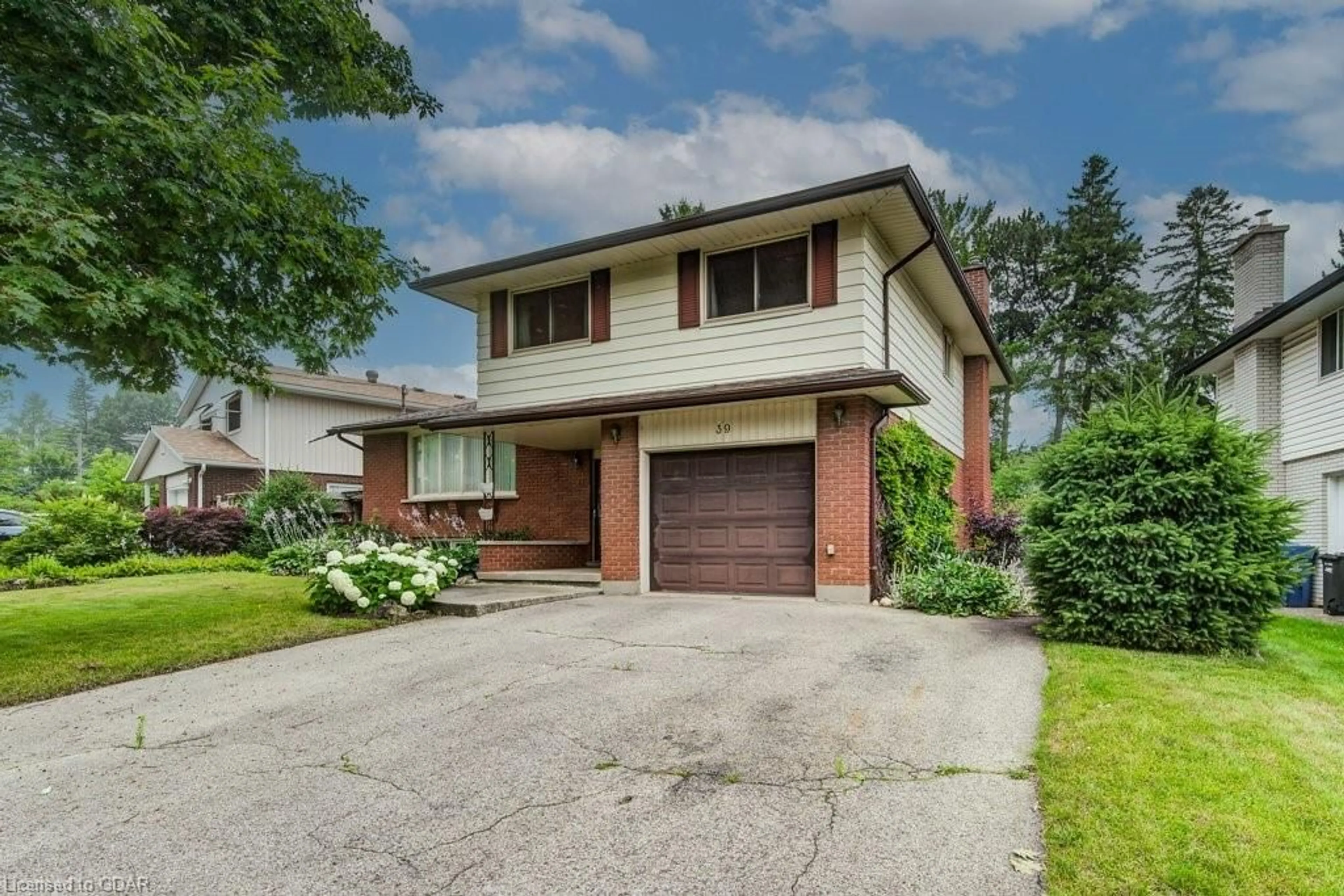 Frontside or backside of a home for 39 Windsor St, Guelph Ontario N1E 3N3