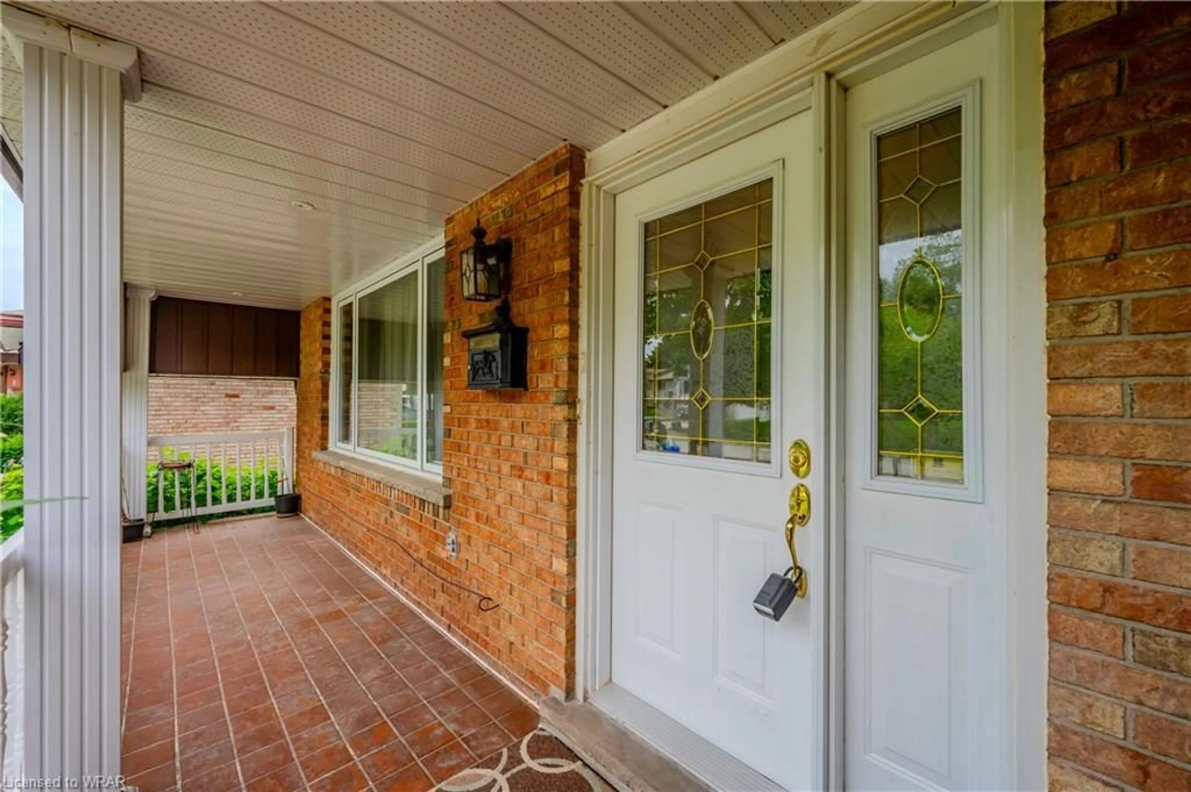 Indoor entryway for 390 Lakeview Dr, Waterloo Ontario N2L 4Z6