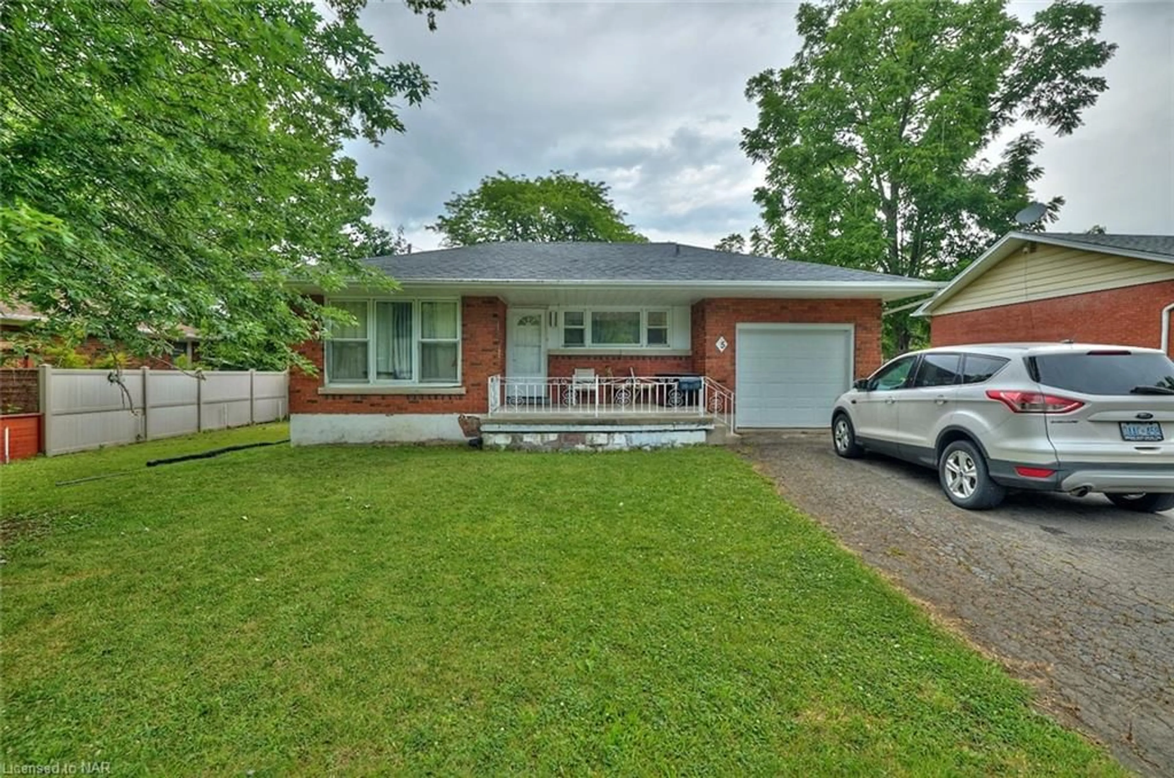 Frontside or backside of a home for 5 East Hampton Rd, St. Catharines Ontario L2T 3C9