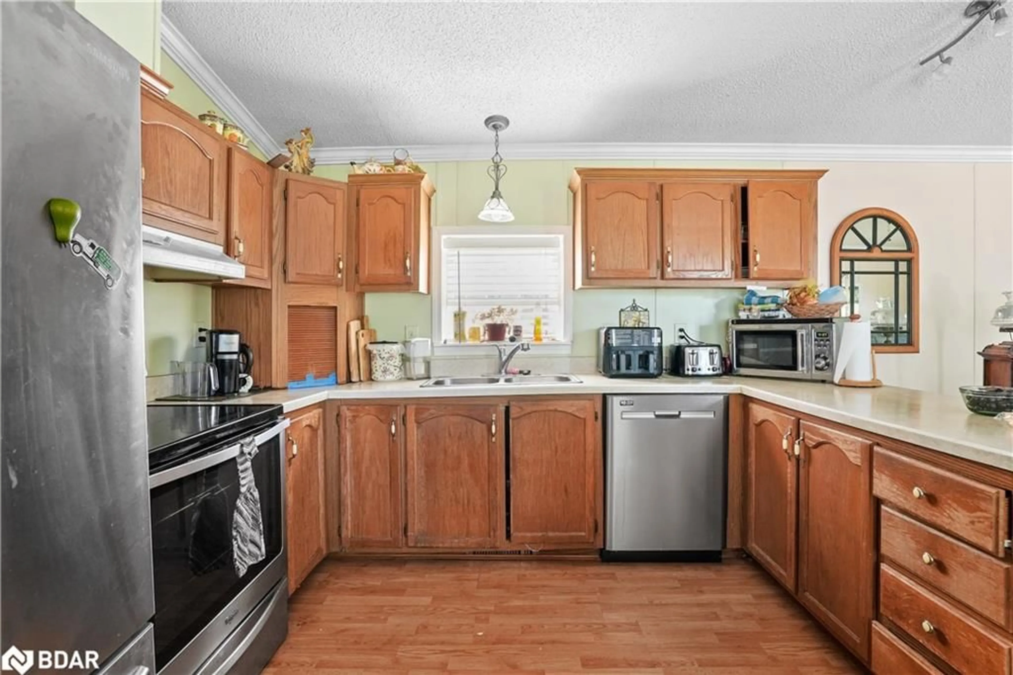 Standard kitchen for 13 Shamrock Cres, Angus Ontario L3W 0A5