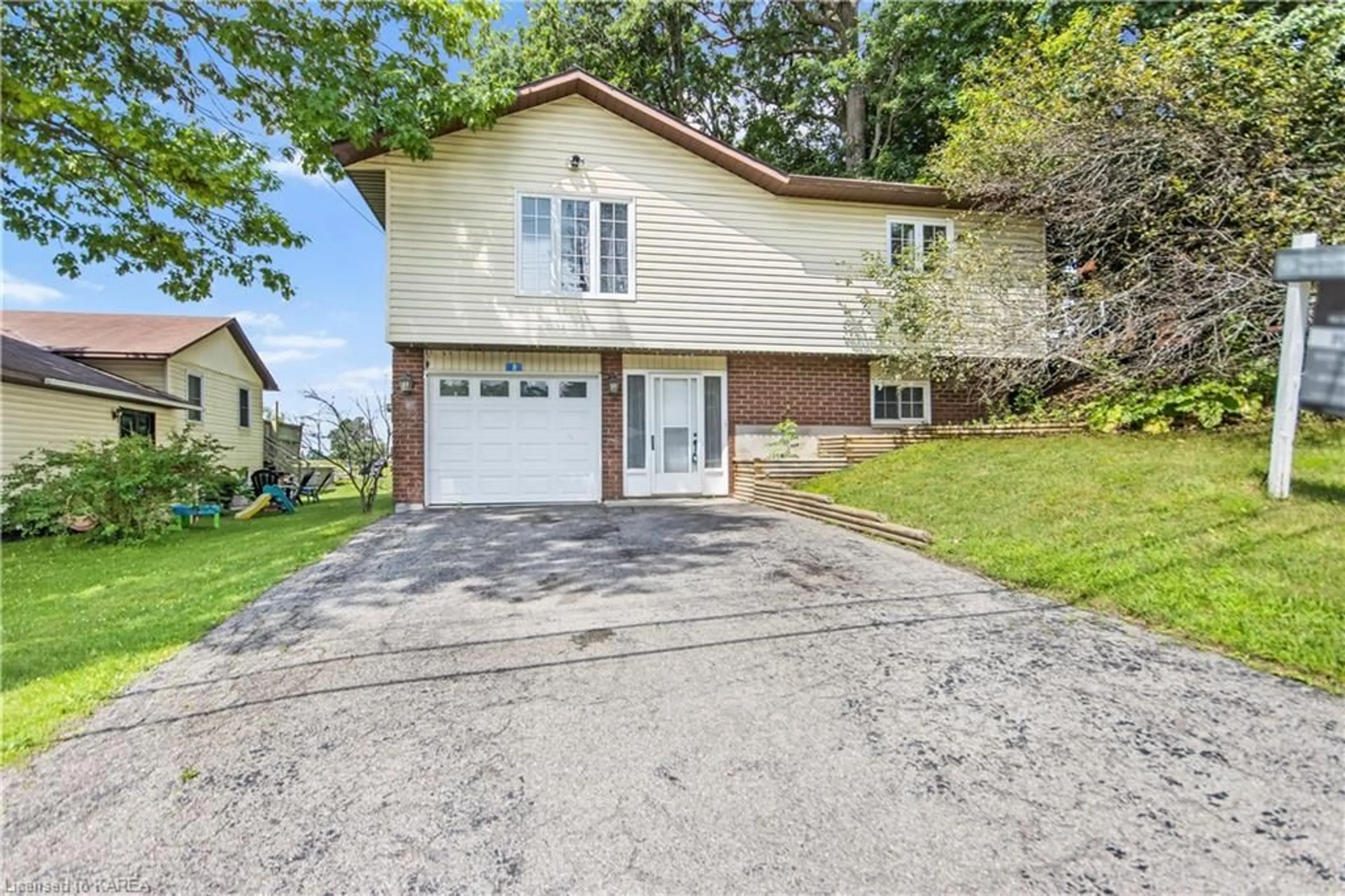 Frontside or backside of a home for 8 Garden St, Lansdowne Ontario K0E 1L0