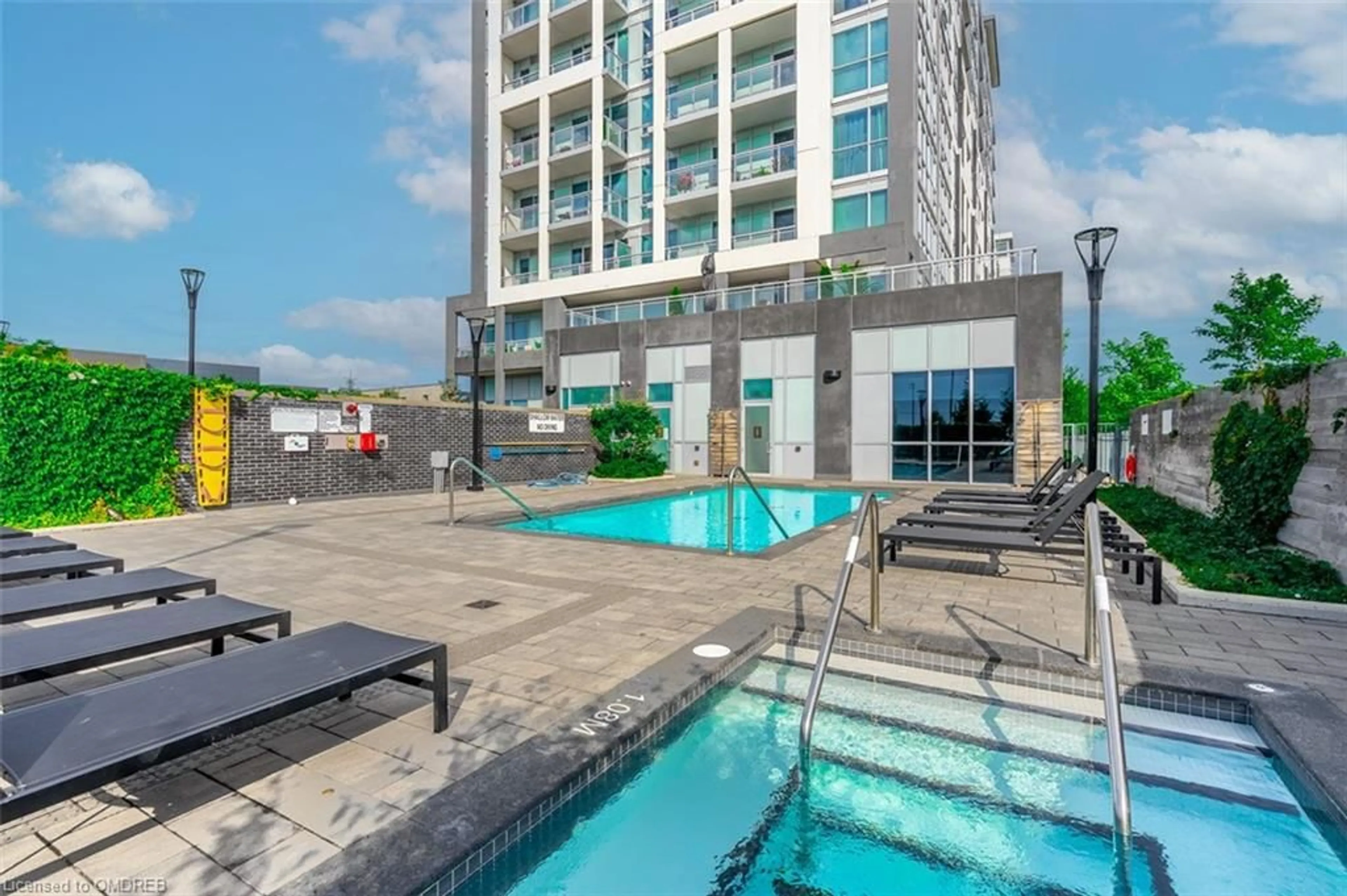 Indoor or outdoor pool for 1050 Main St #304, Milton Ontario L9T 9M3