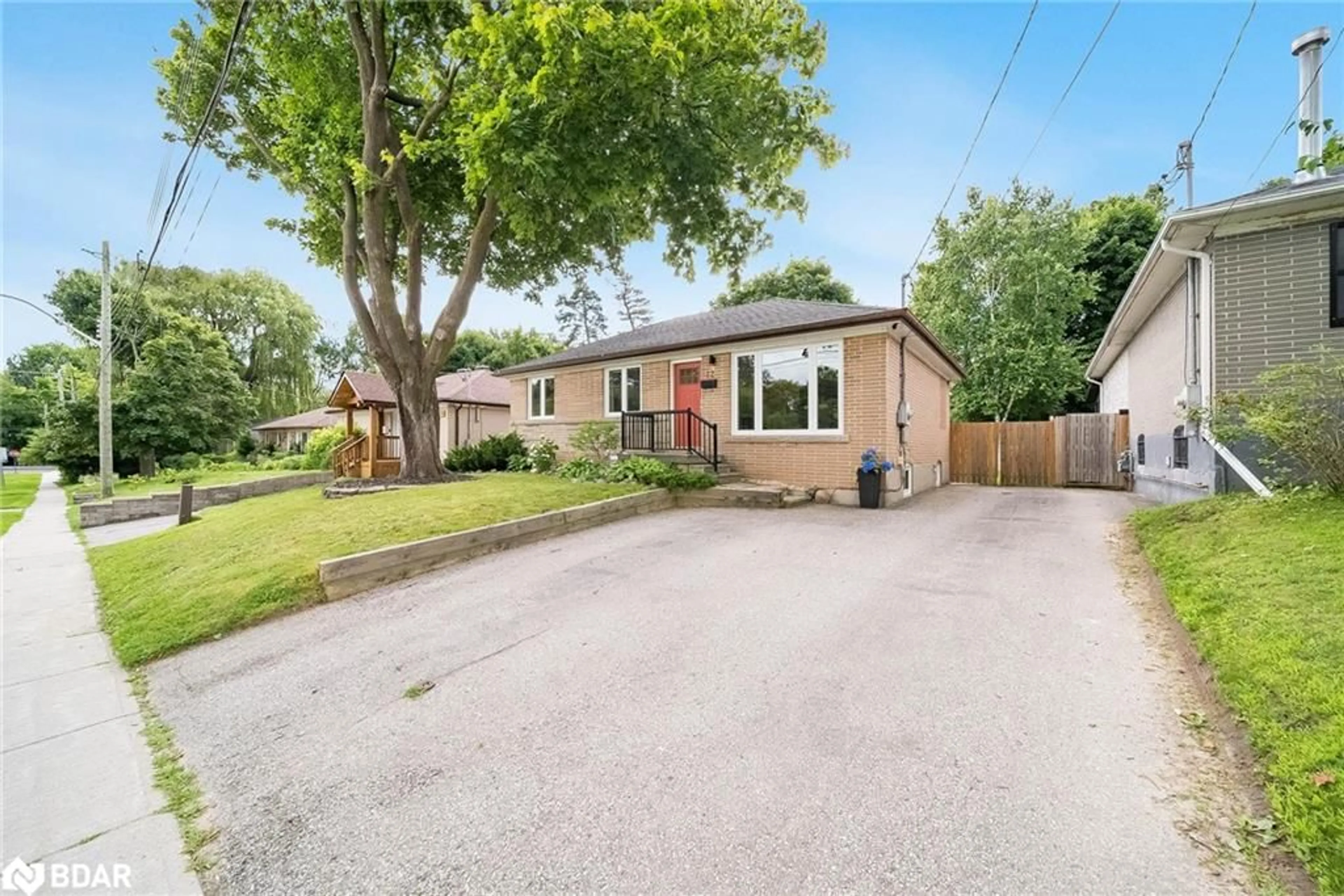 Frontside or backside of a home for 12 Davidson St, Barrie Ontario L4M 3R8