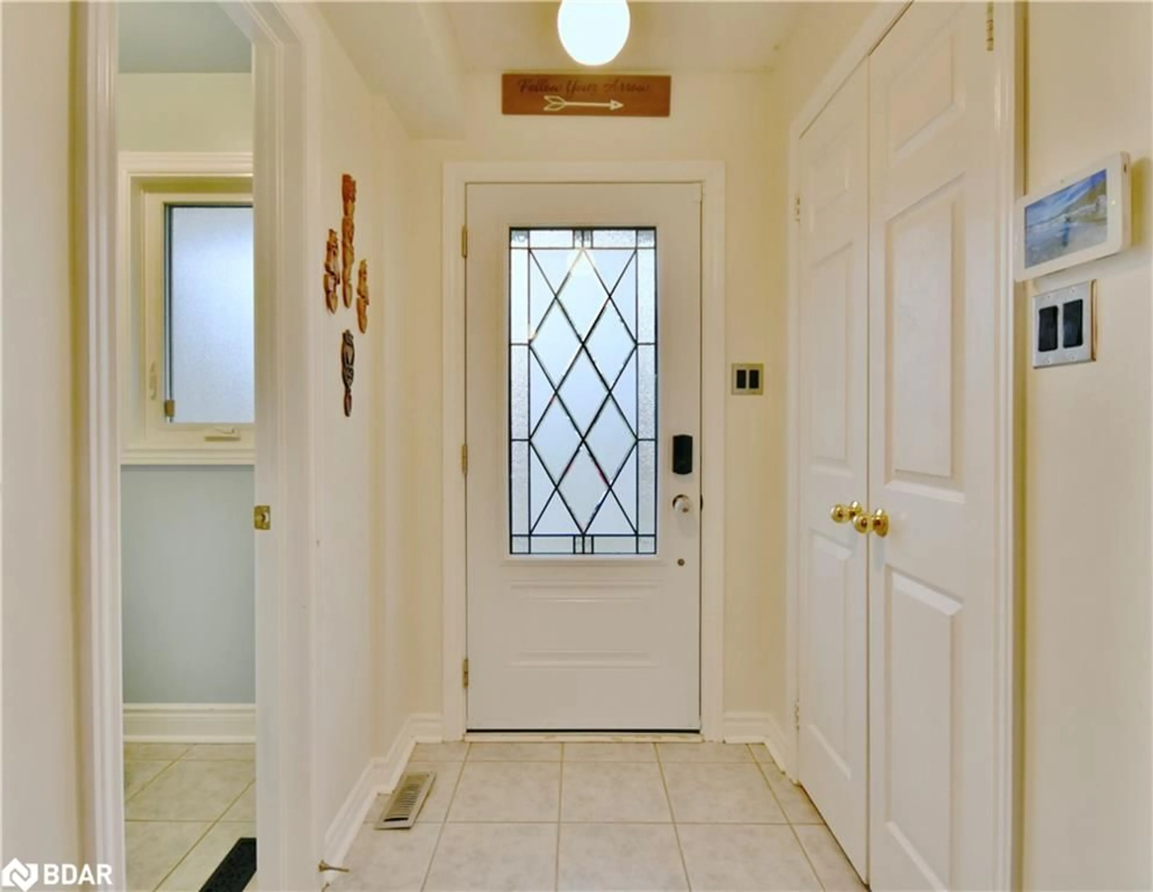 Indoor entryway for 160 Esther Dr, Barrie Ontario L4N 9T1