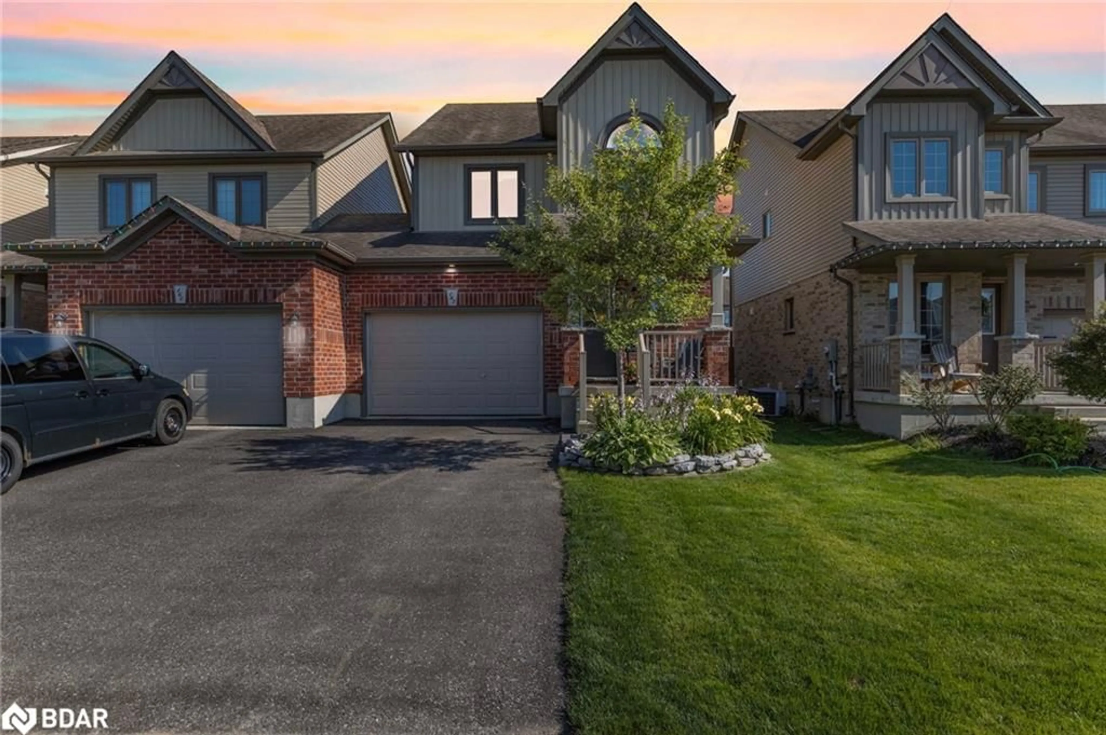 Frontside or backside of a home for 162 Banting Cres, Angus Ontario L0M 1B6