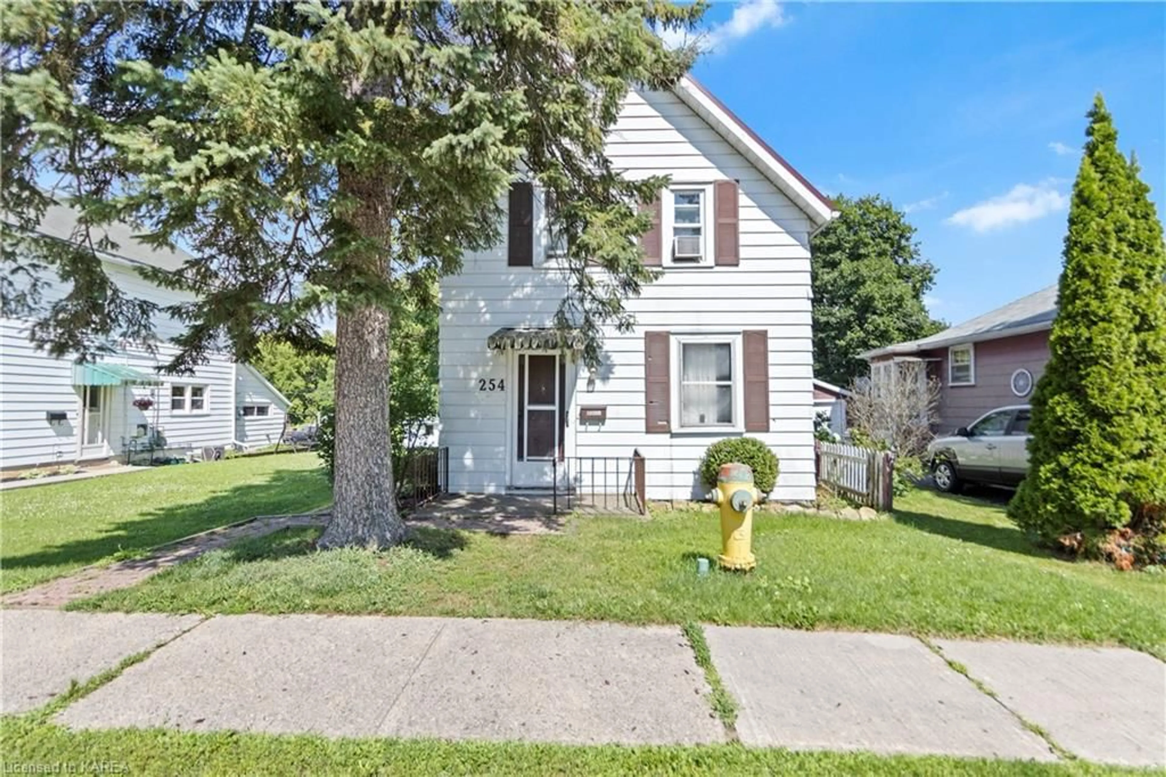 Frontside or backside of a home for 254 North St, Gananoque Ontario K7G 1M1