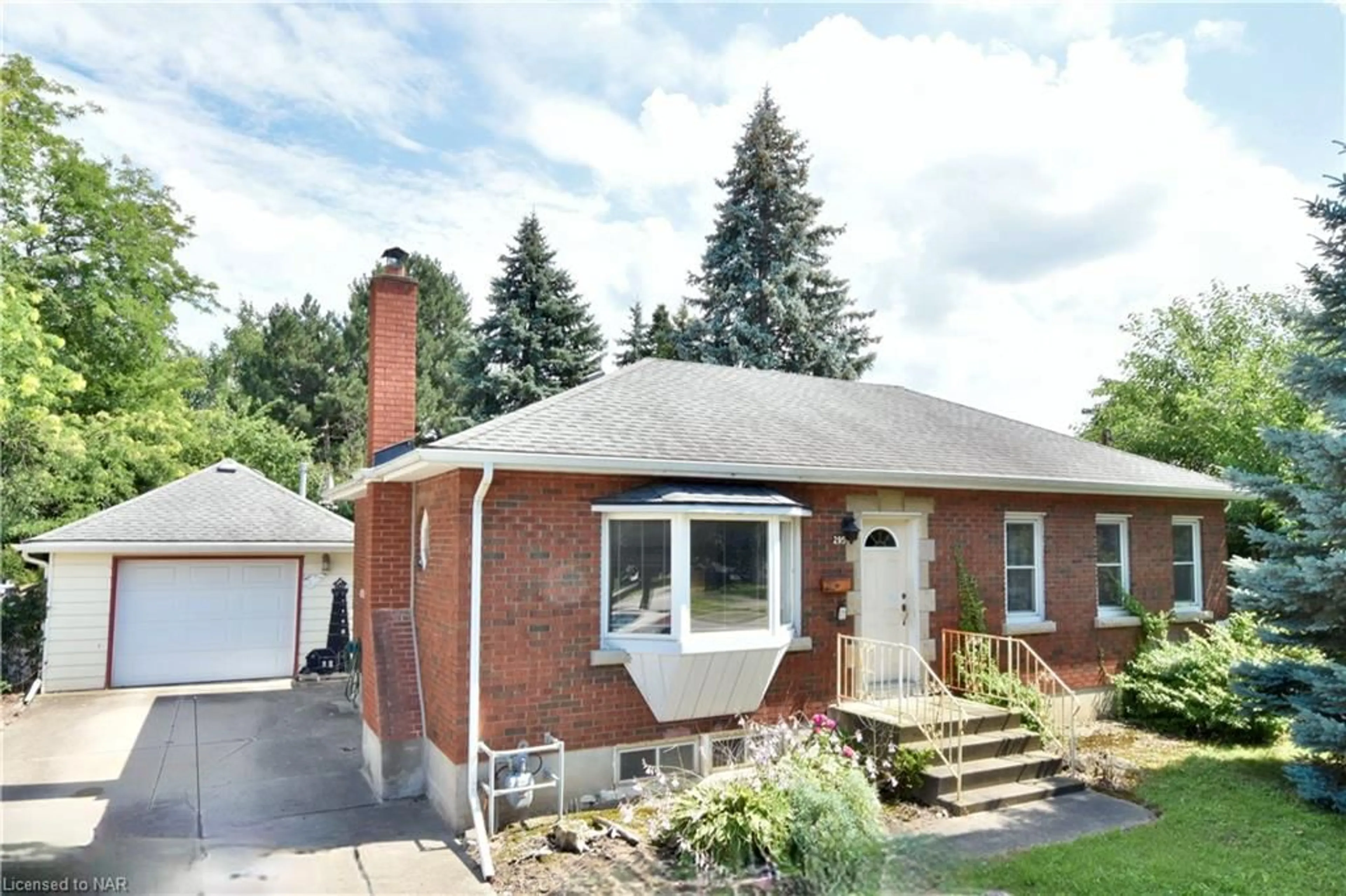 Home with brick exterior material for 295 Pelham Rd, St. Catharines Ontario L2S 3B1