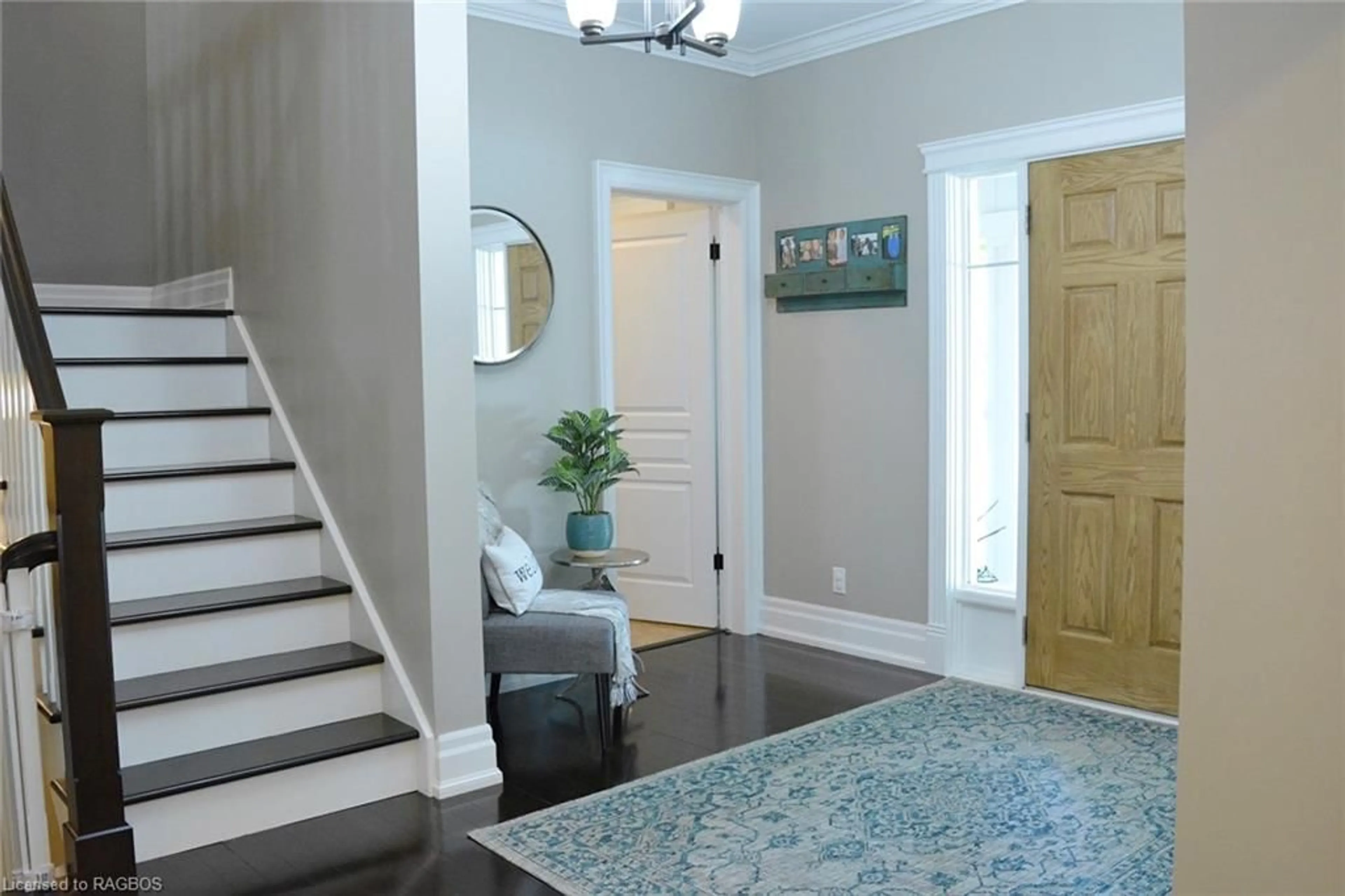 Indoor entryway for 498 Sunset Blvd, Port Elgin Ontario N0H 2C1