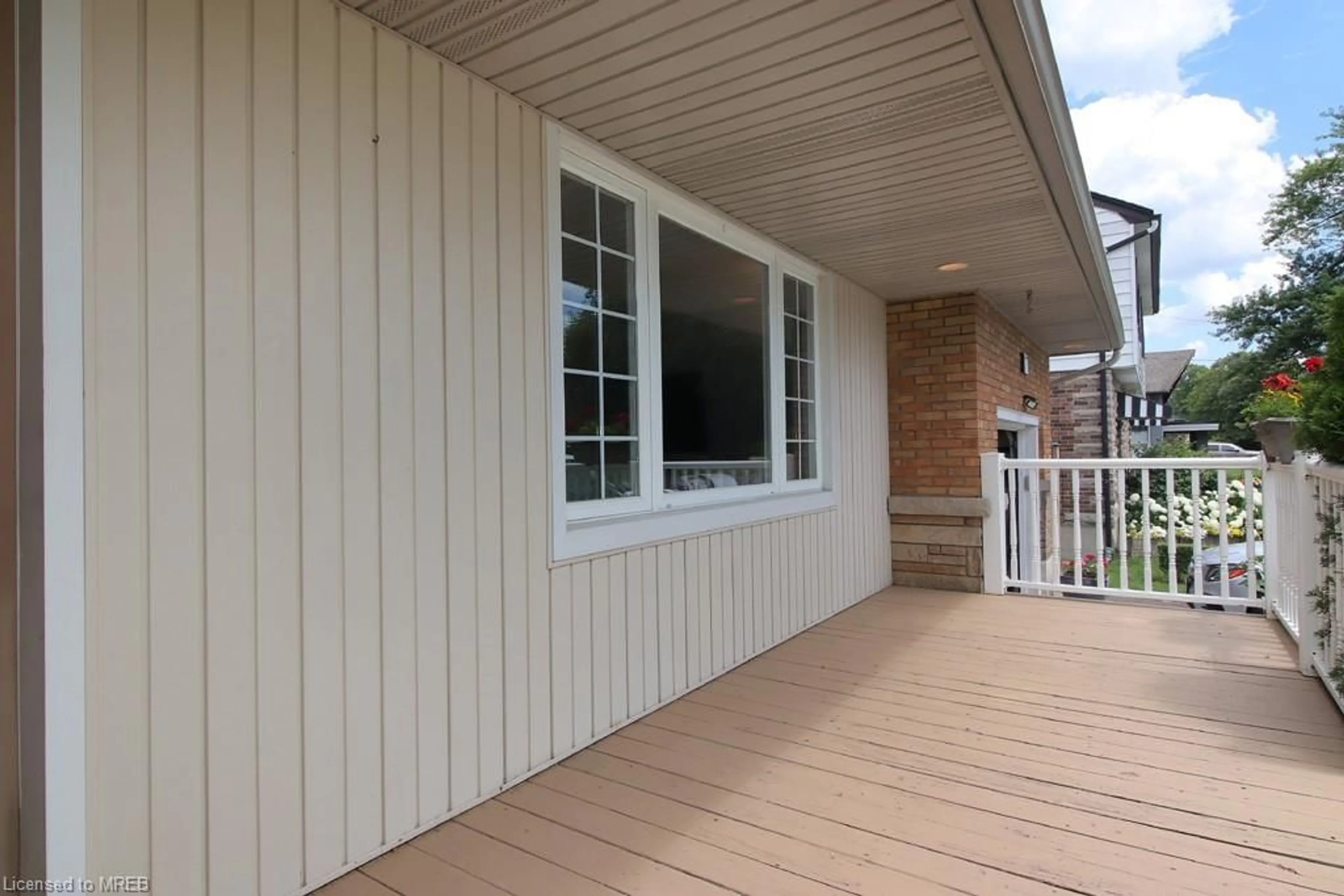 Home with vinyl exterior material for 60 Third St, Welland Ontario L3B 4W4