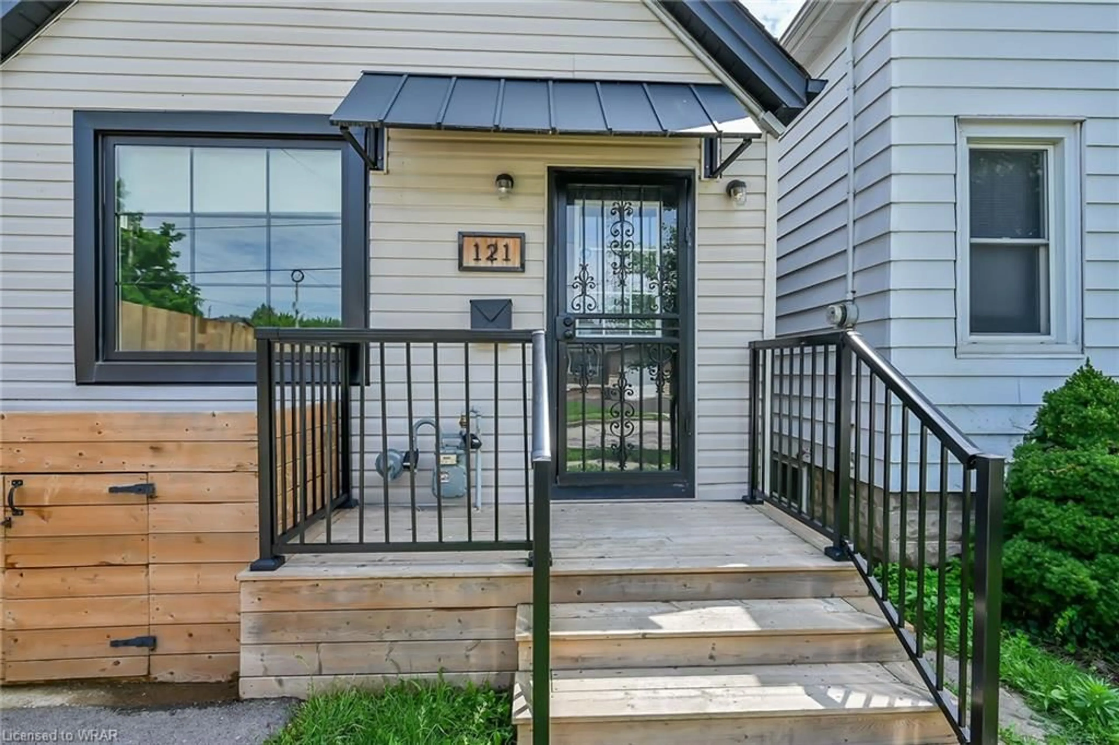 Indoor entryway for 121 Broadway Ave, Hamilton Ontario L8S 2W2