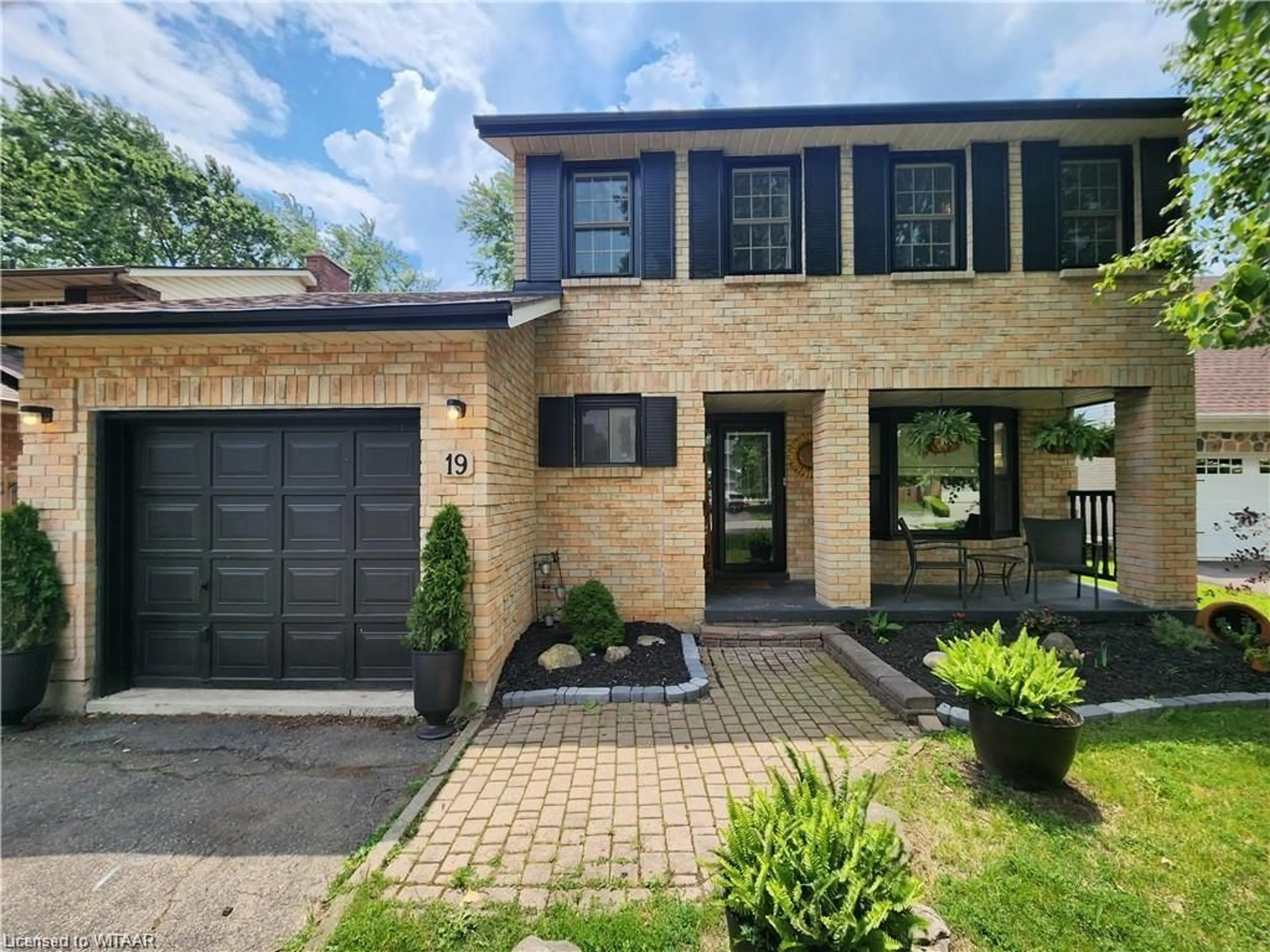 Home with brick exterior material for 19 Sandhurst Crt, Brantford Ontario N3R 7G4