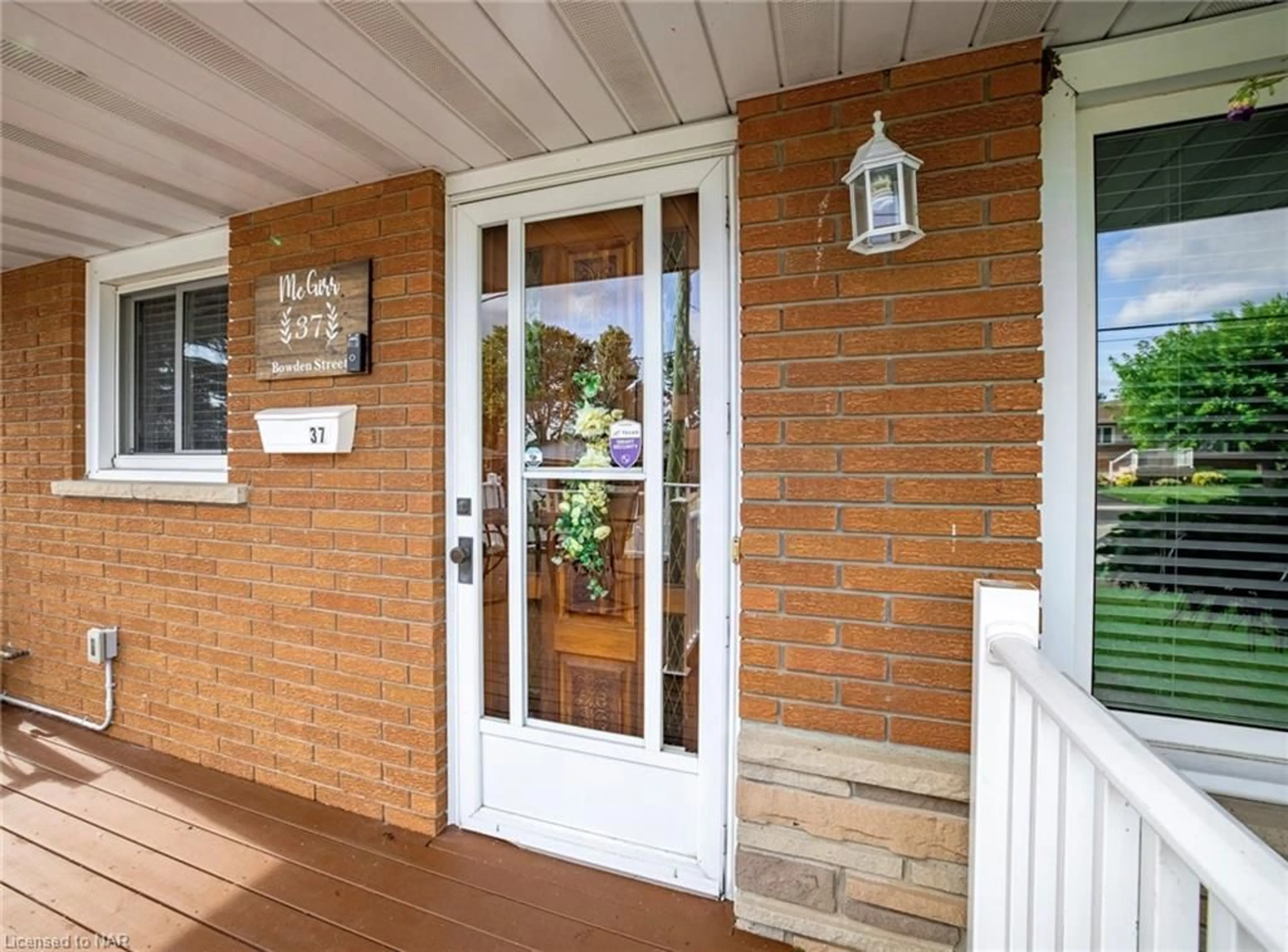 Indoor entryway for 37 Bowden St, Fort Erie Ontario L2A 2P5