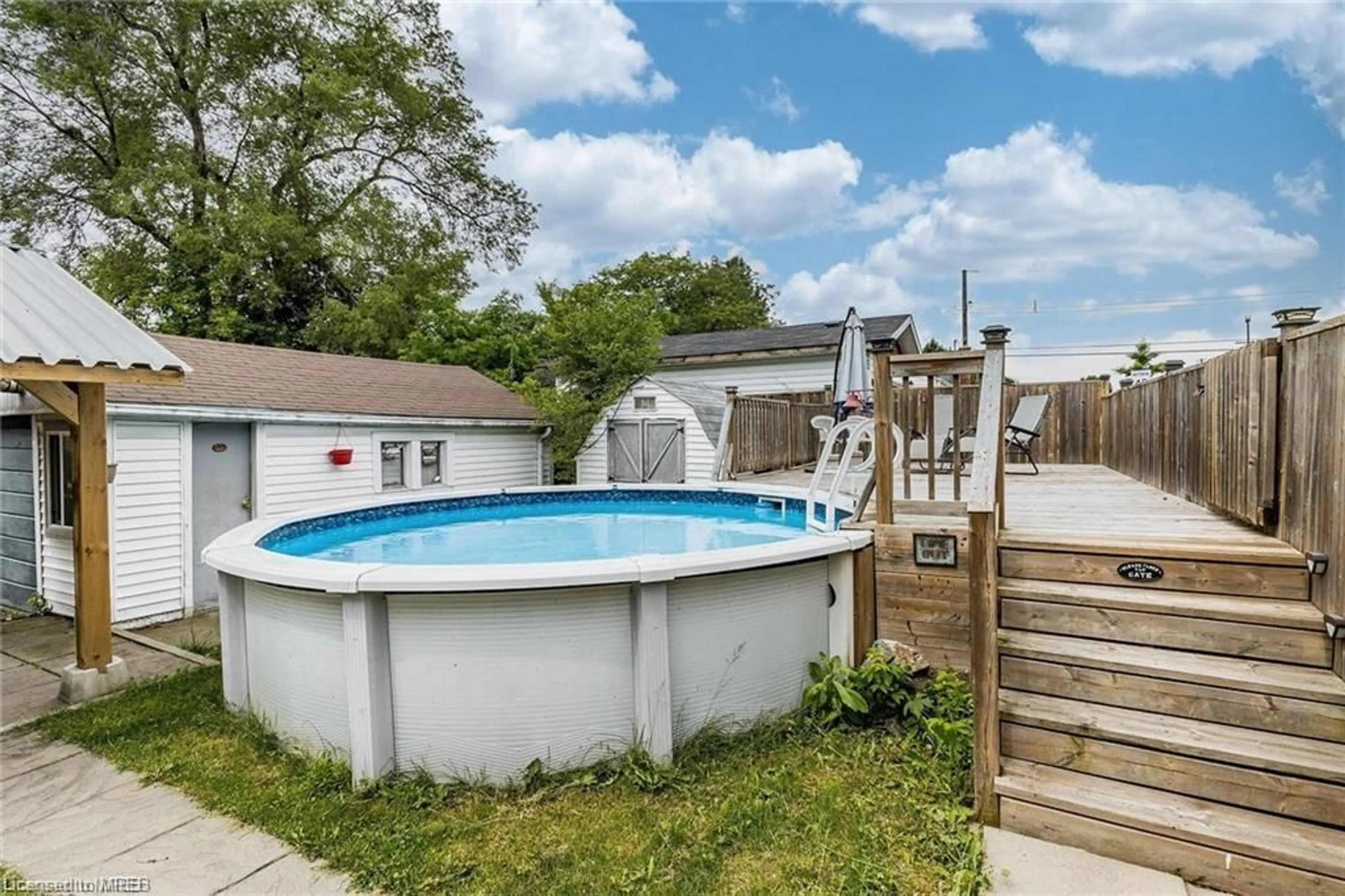 Indoor or outdoor pool for 66 East 32nd St, Hamilton Ontario L8V 3R9