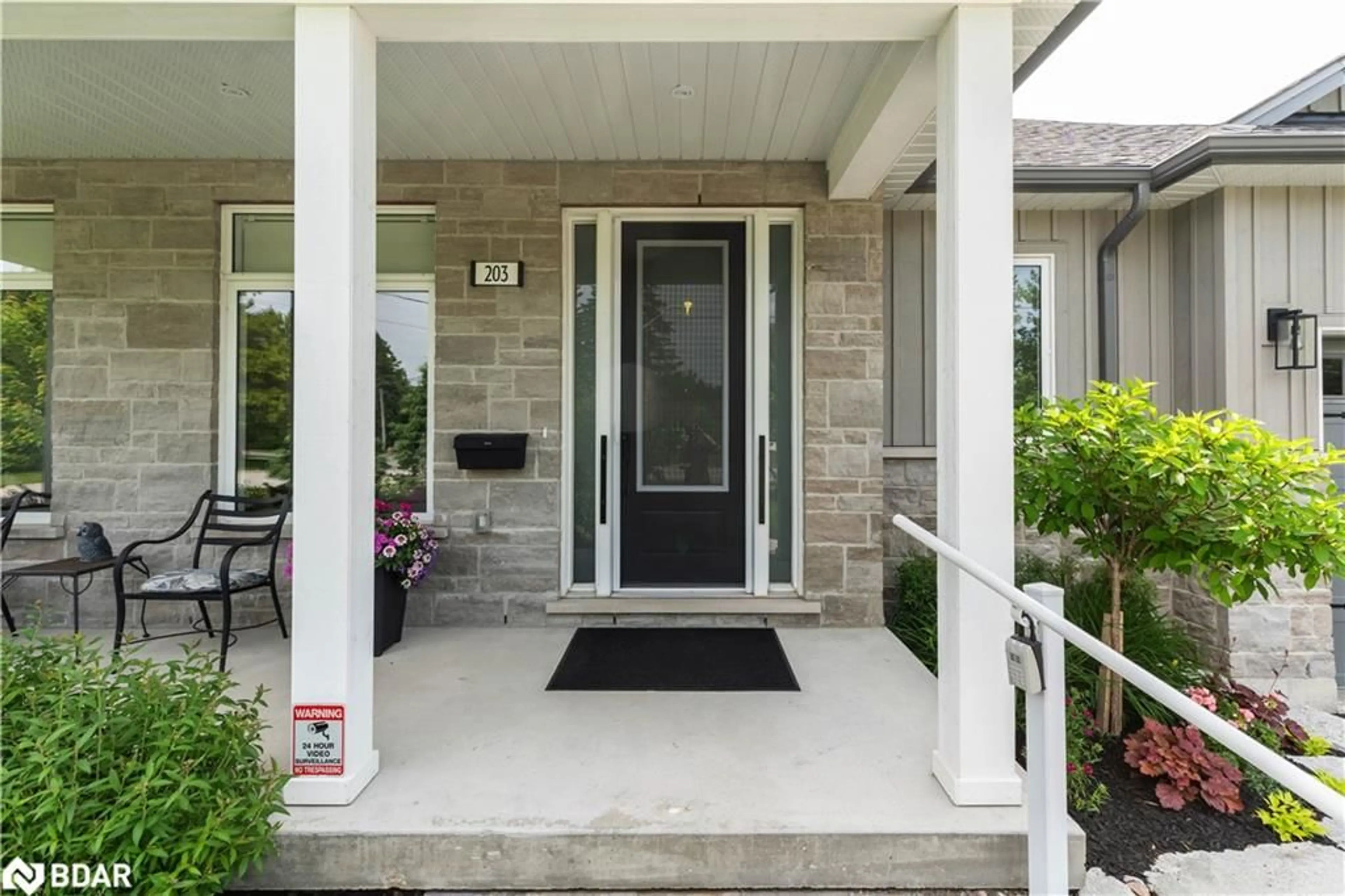 Indoor entryway for 203 Montgomery Dr, Barrie Ontario L4N 4G9