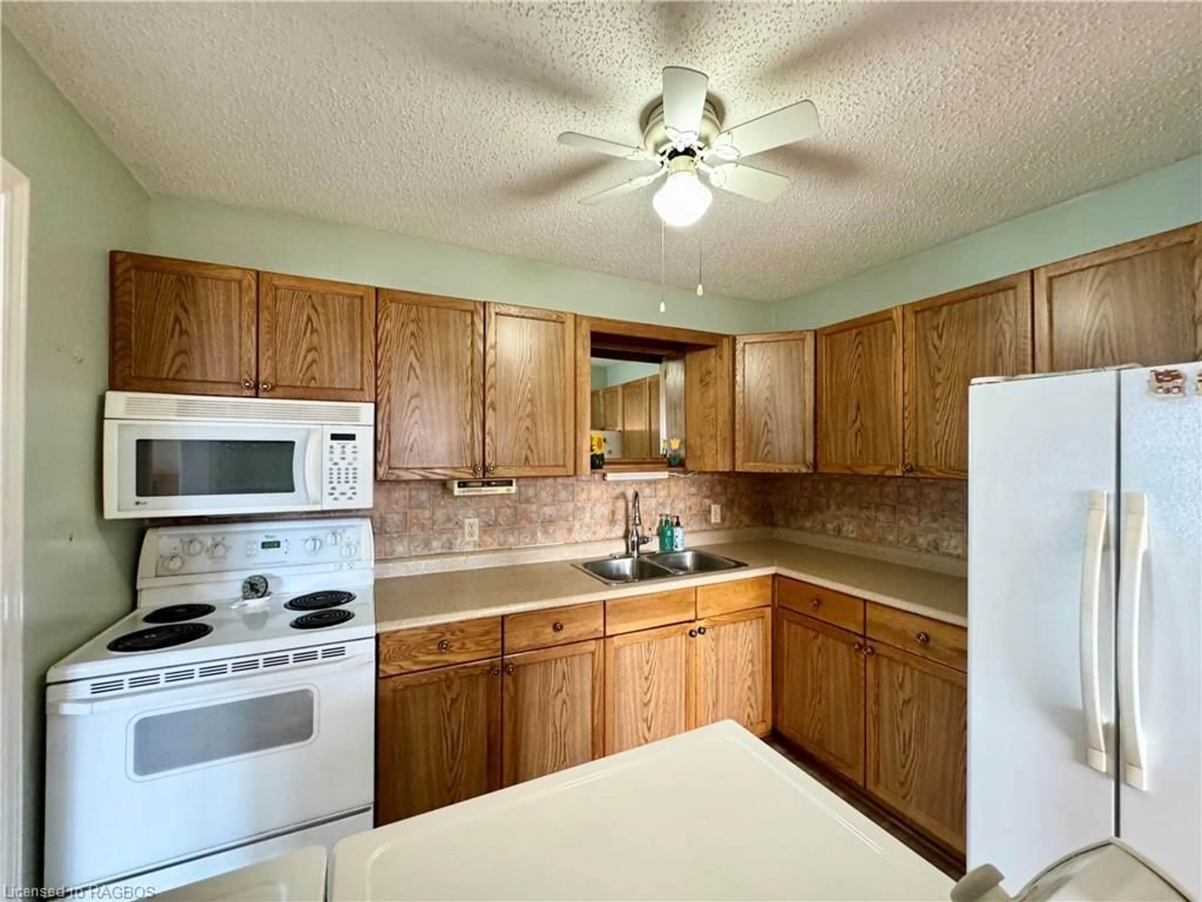 Standard kitchen for 303 Waterloo St #21, Port Elgin Ontario N0H 2C1