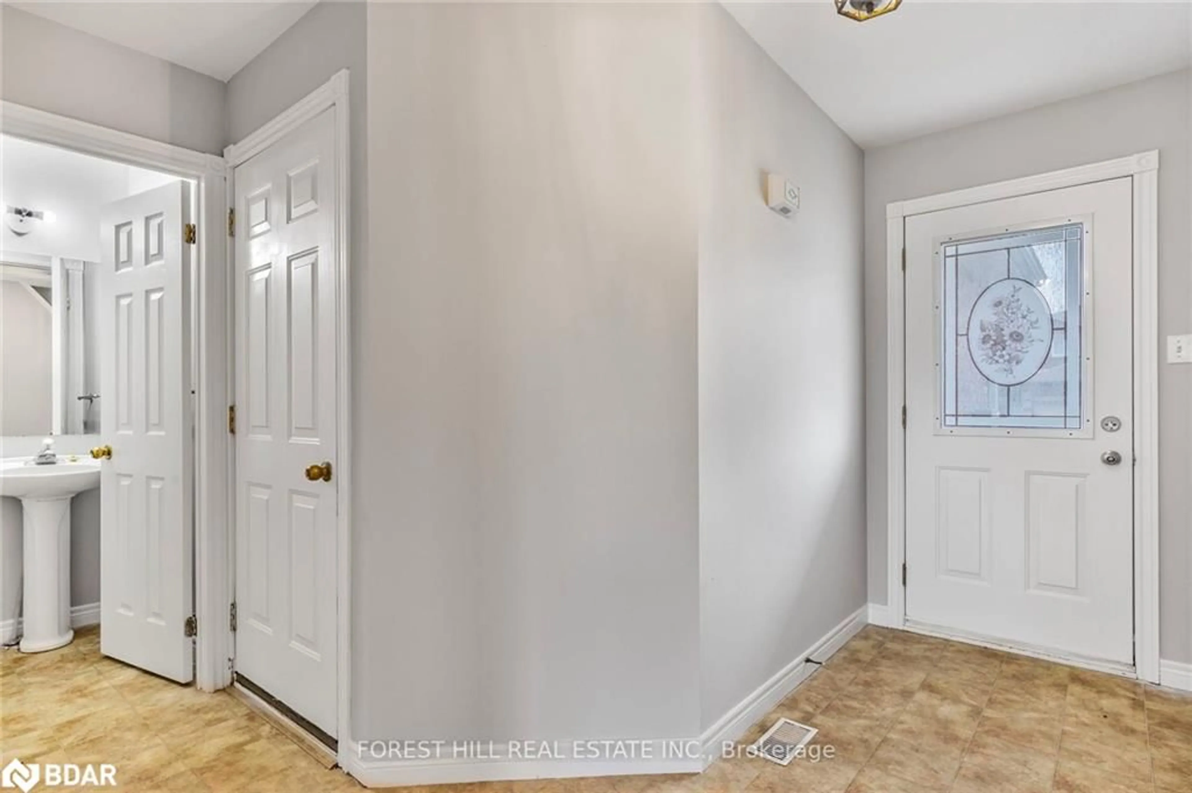 Indoor entryway for 57 Michael Cres, Barrie Ontario L4M 6Z2