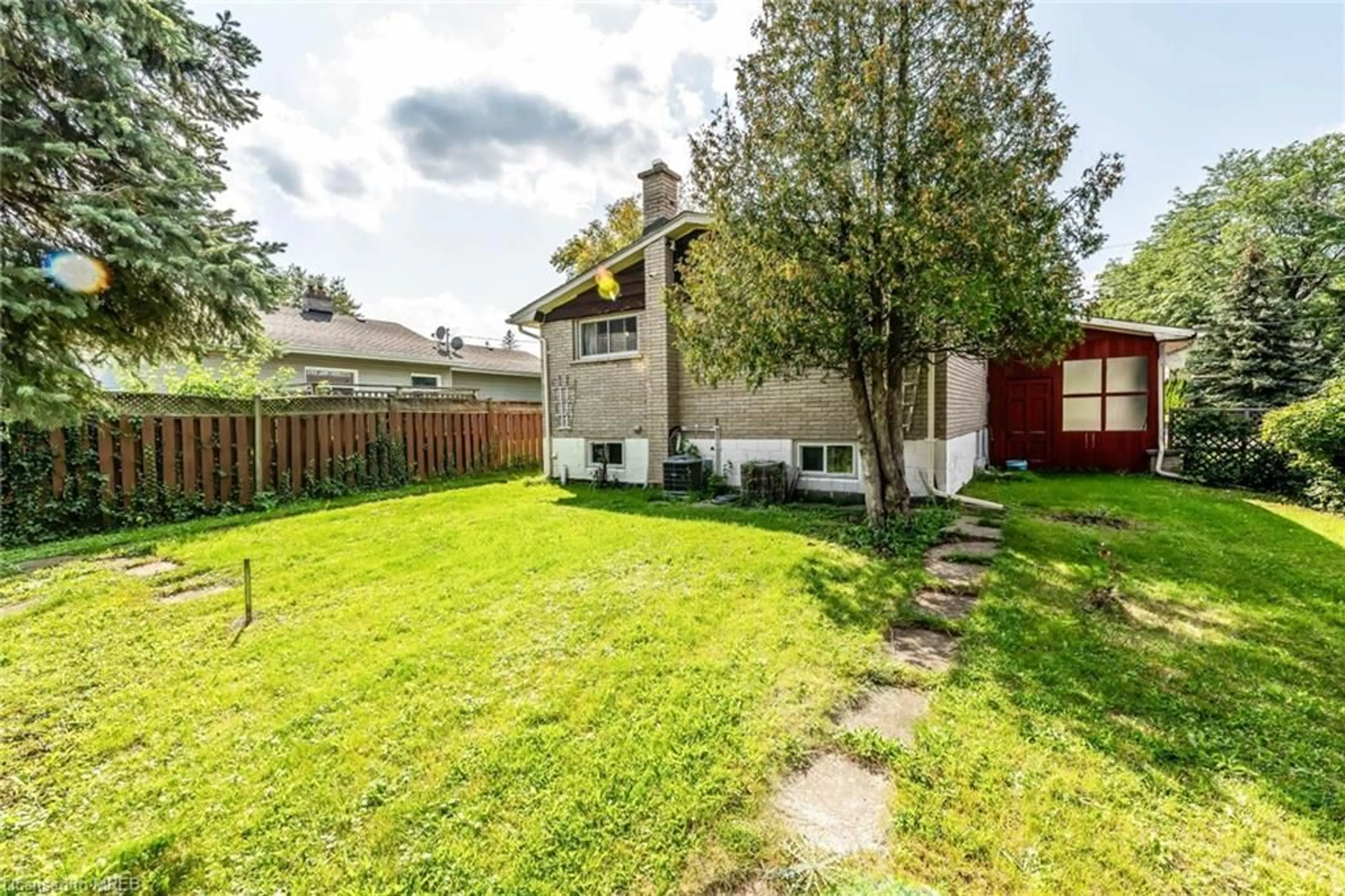 Fenced yard for 28 Blenheim Dr, Stoney Creek Ontario L8E 1W2