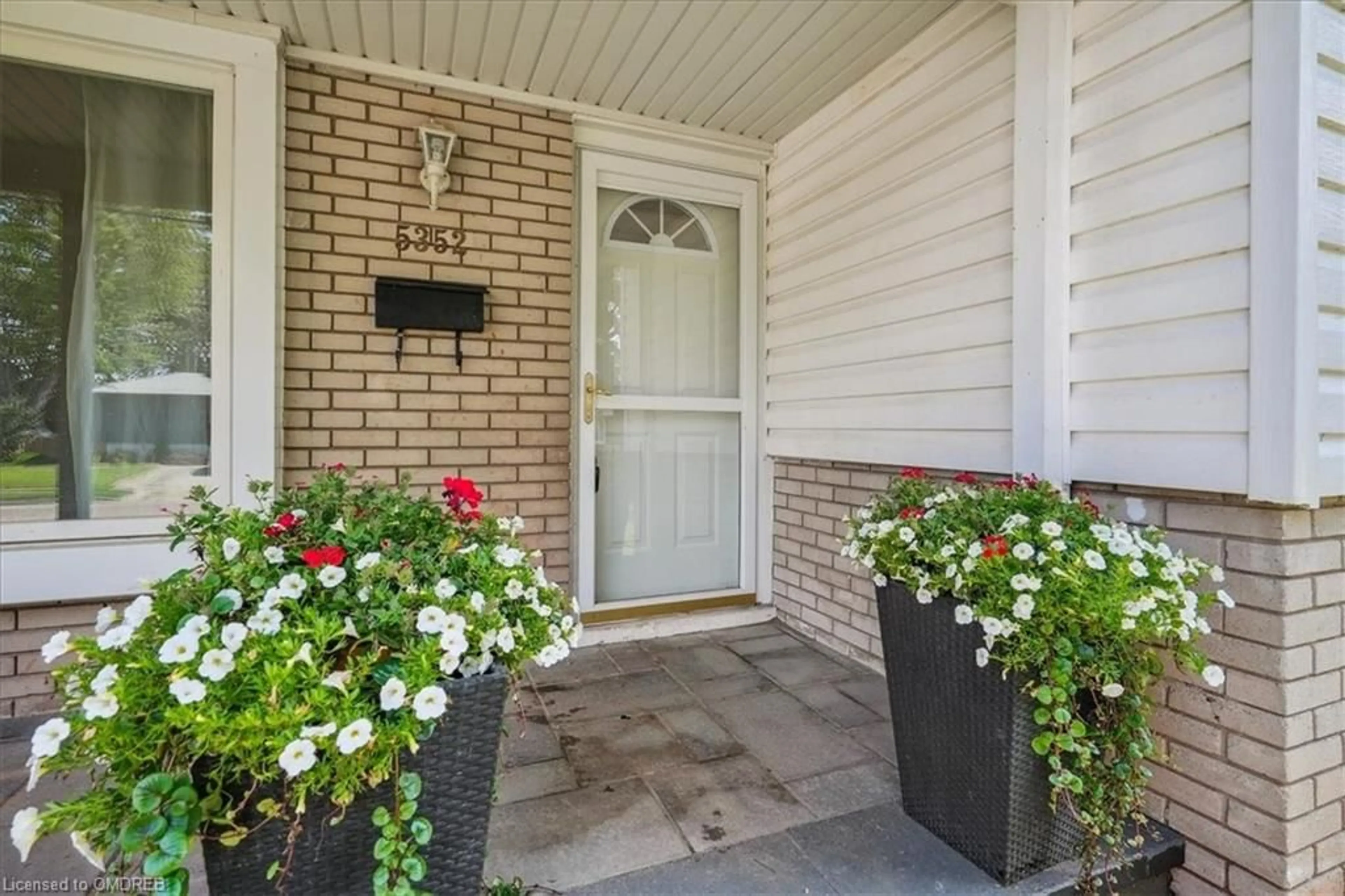 Indoor entryway for 5352 Spruce Ave, Burlington Ontario L7L 1N6