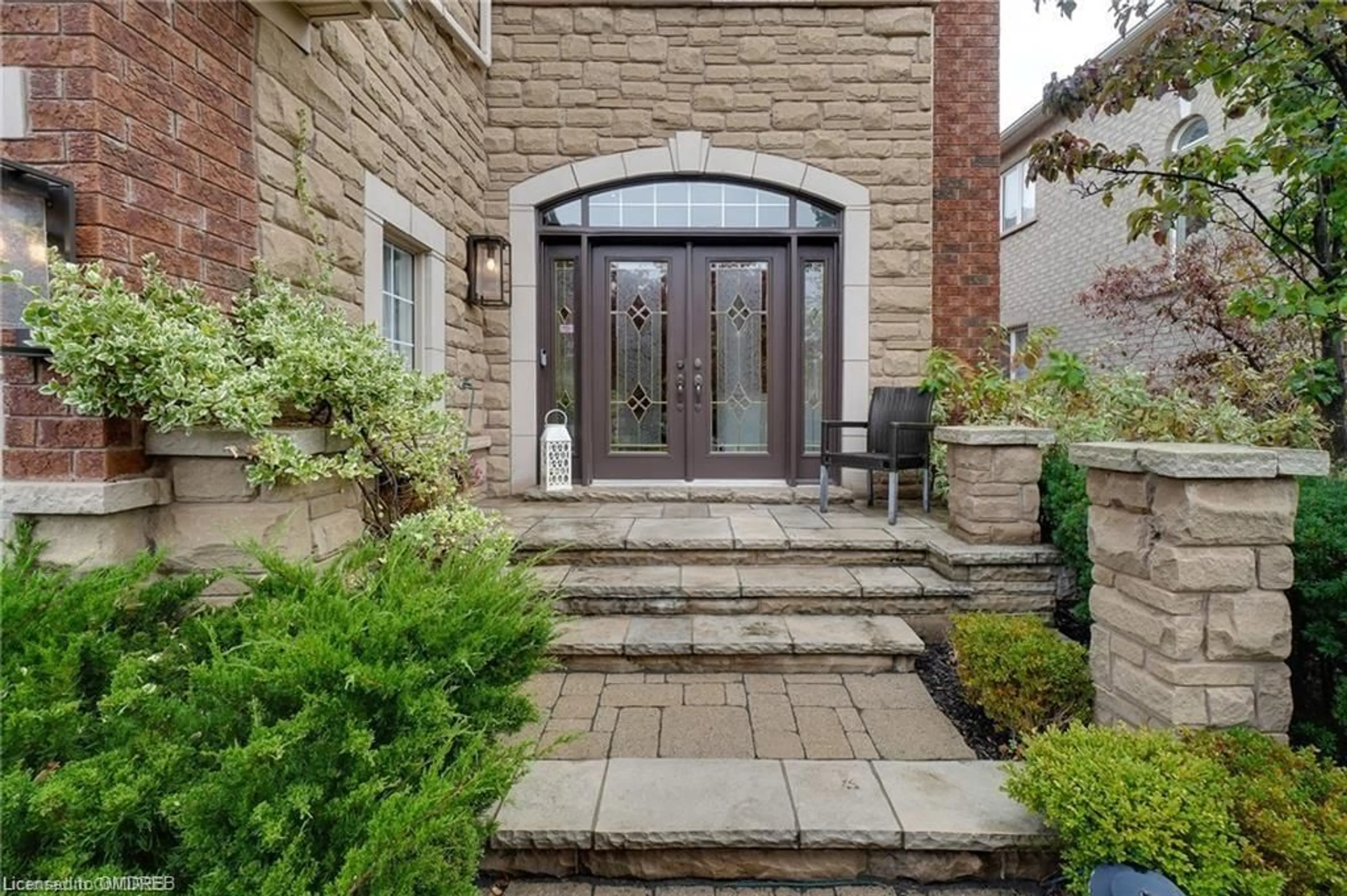 Indoor entryway, ceramic floors for 2301 Hertfordshire Way, Oakville Ontario L6H 7M5