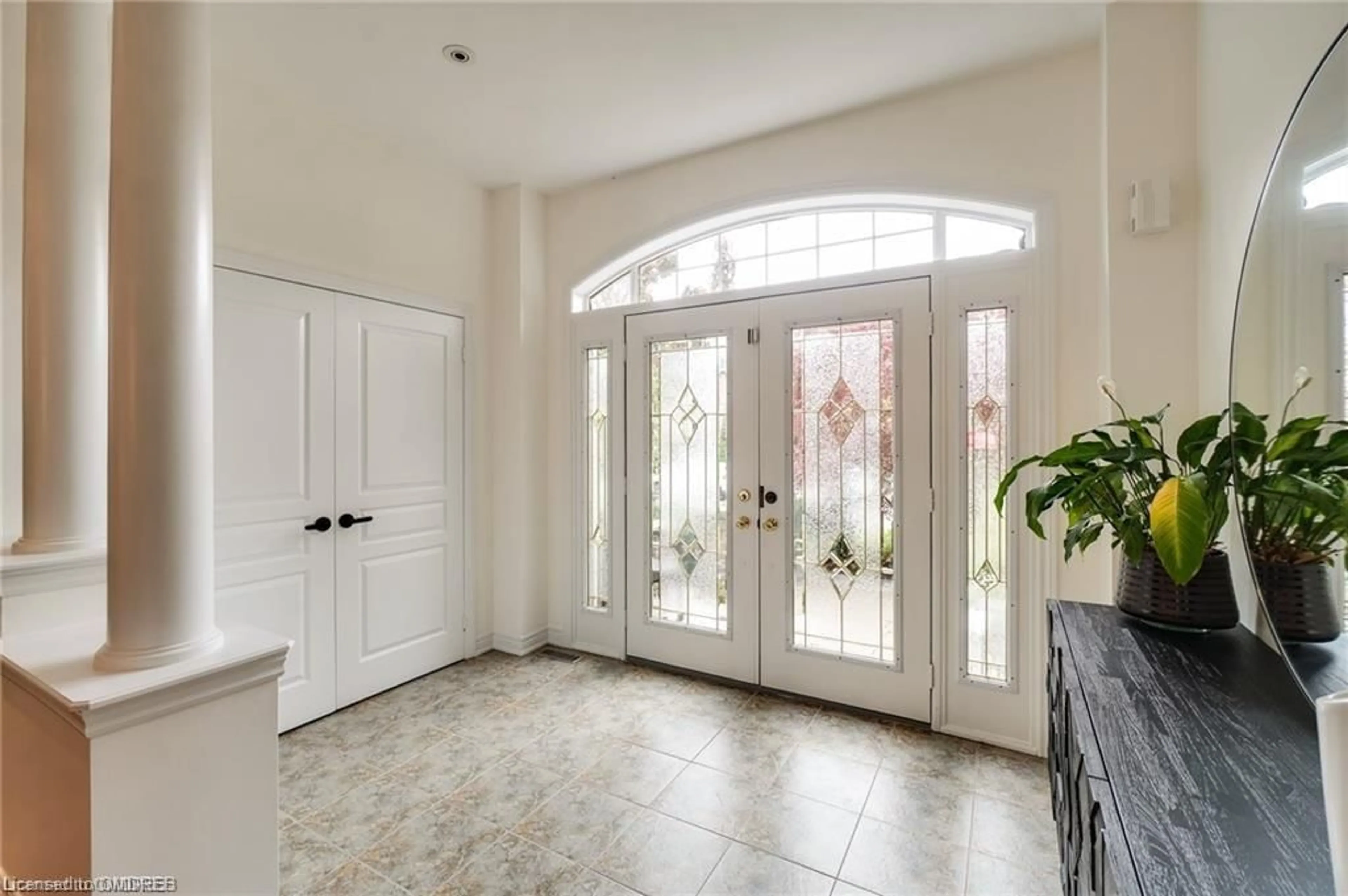 Indoor entryway, ceramic floors for 2301 Hertfordshire Way, Oakville Ontario L6H 7M5