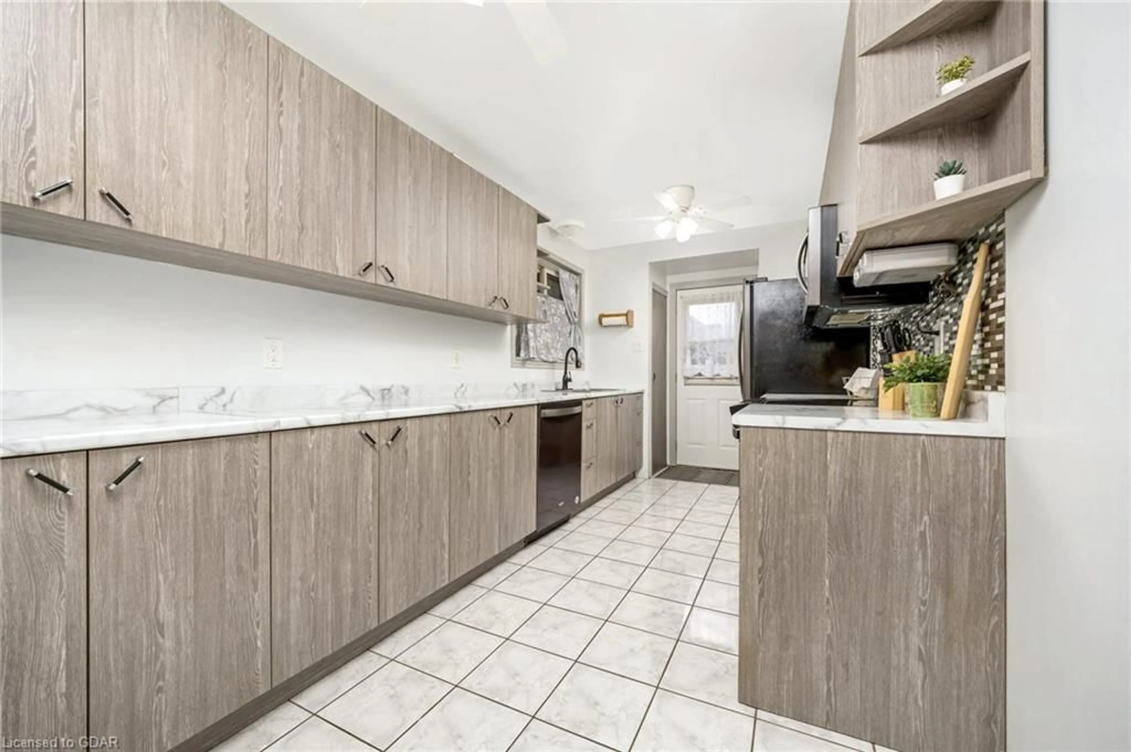 Standard kitchen for 100 Cloverdale Dr, Brampton Ontario L6T 2T8