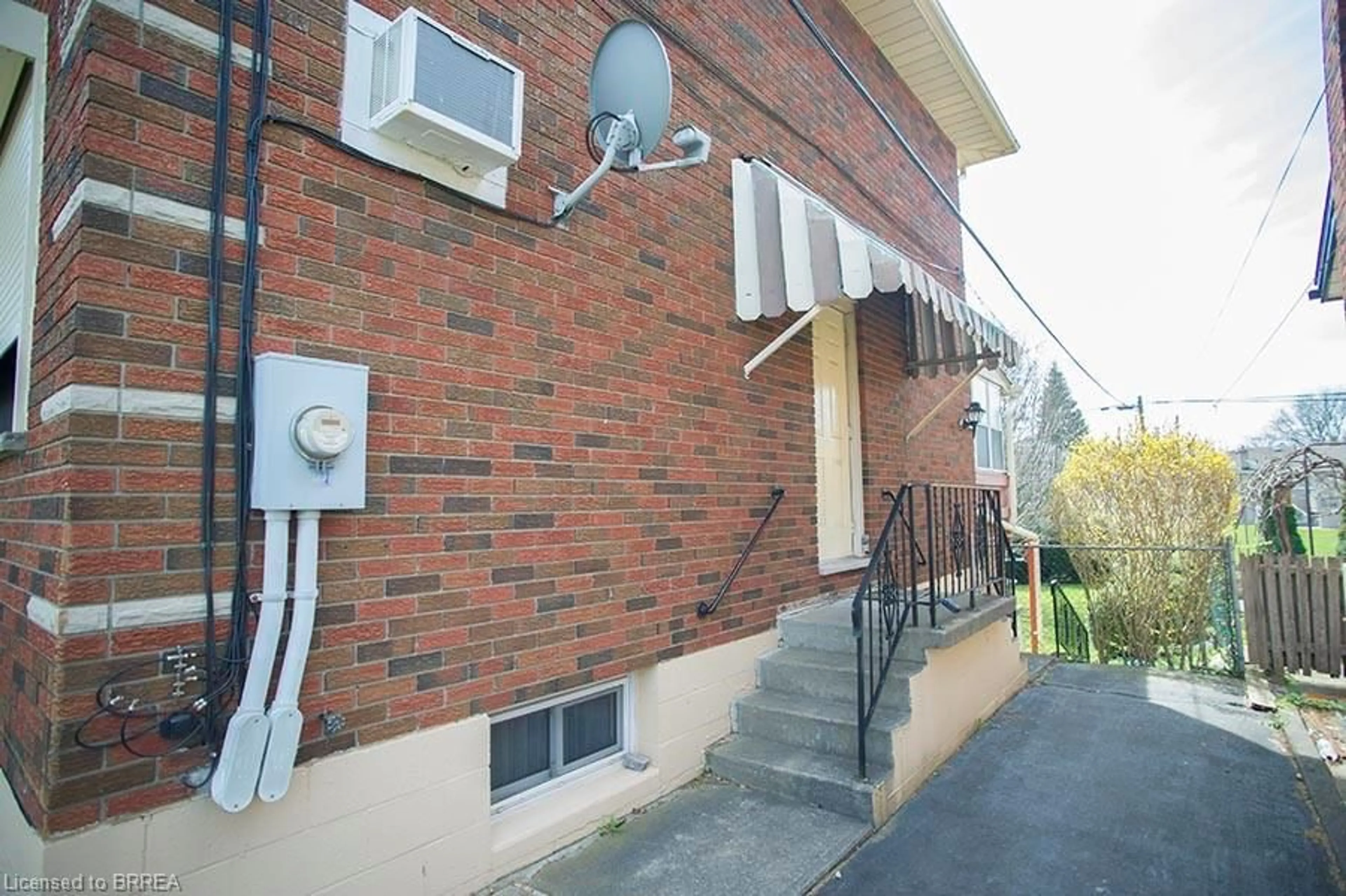 Outside view for 415 Chatham St, Brantford Ontario N3S 4J4