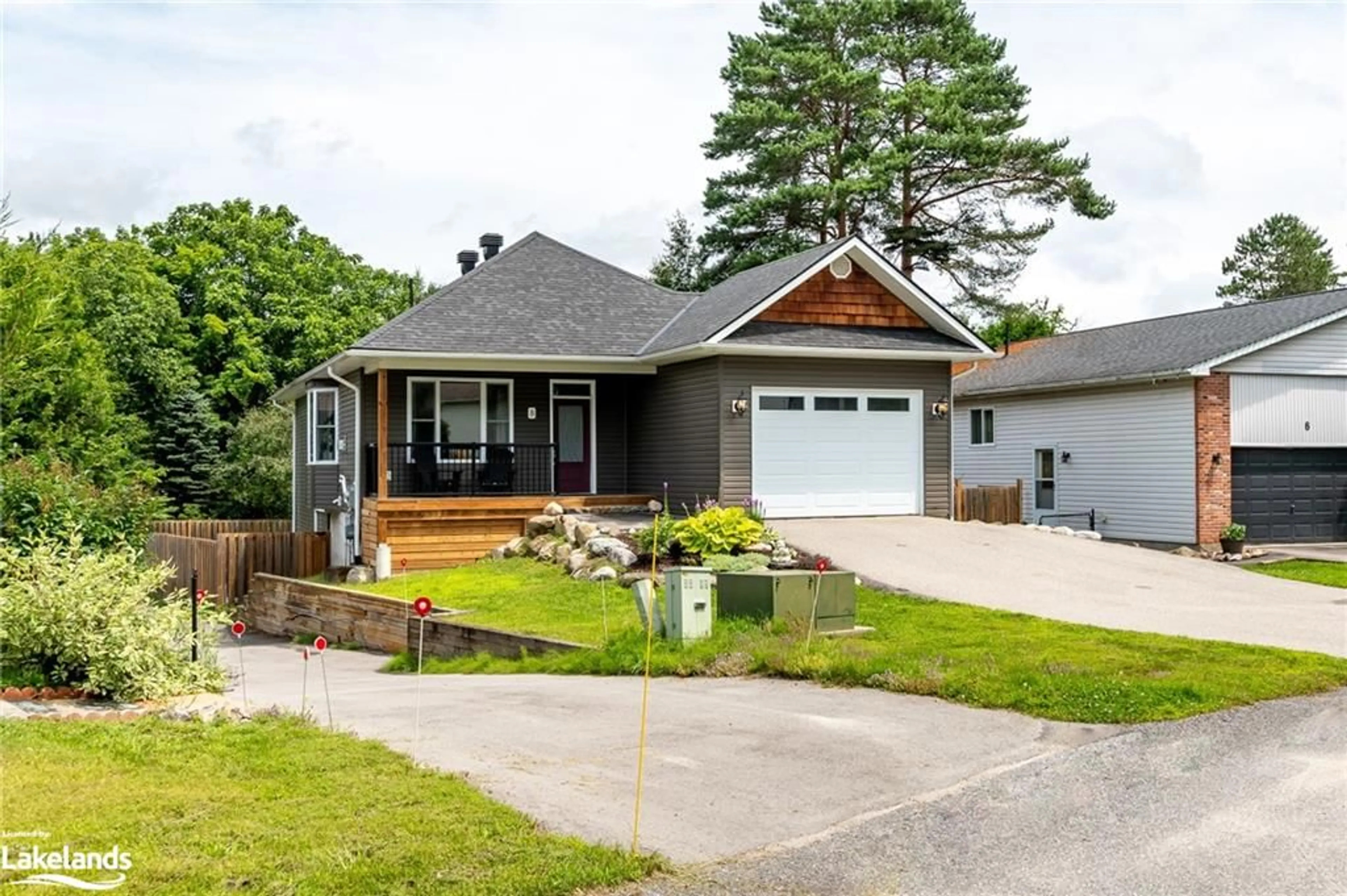 Frontside or backside of a home for 8 Newhaven Crt, Huntsville Ontario P1H 1M8