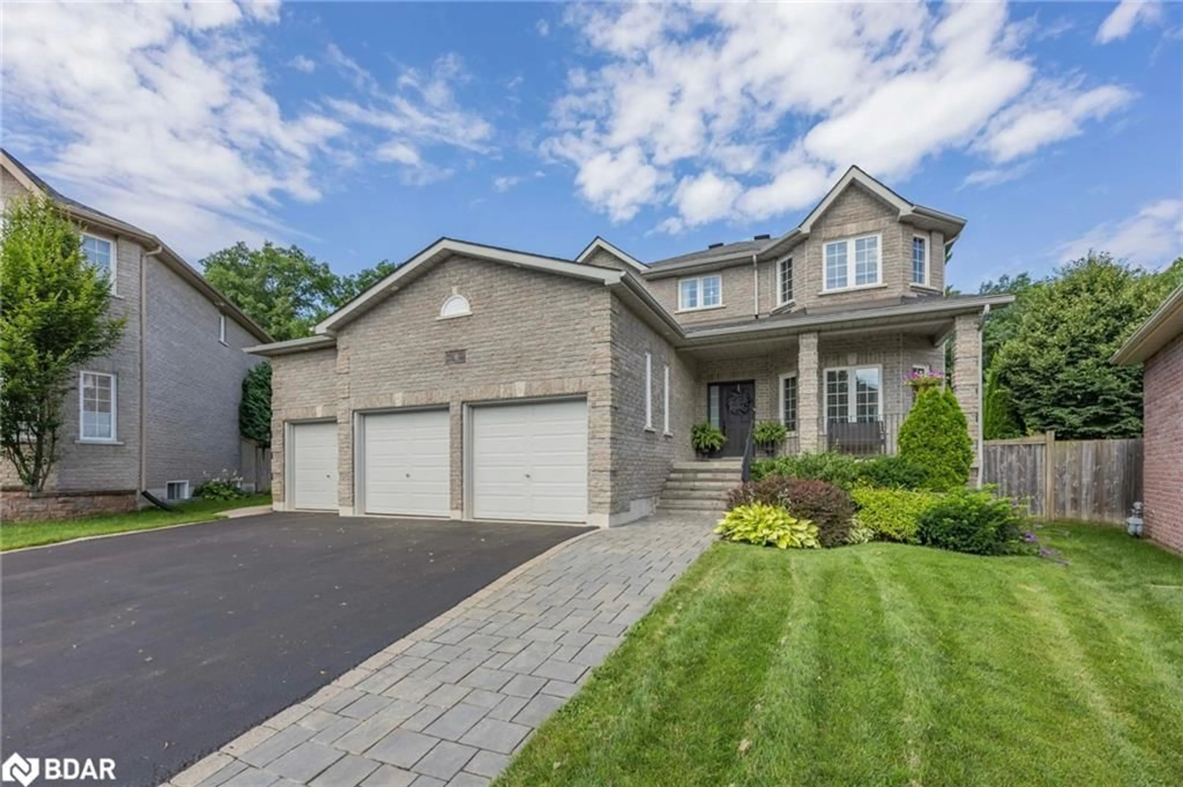 Frontside or backside of a home for 8 Springwood Crt, Barrie Ontario L4N 5V1