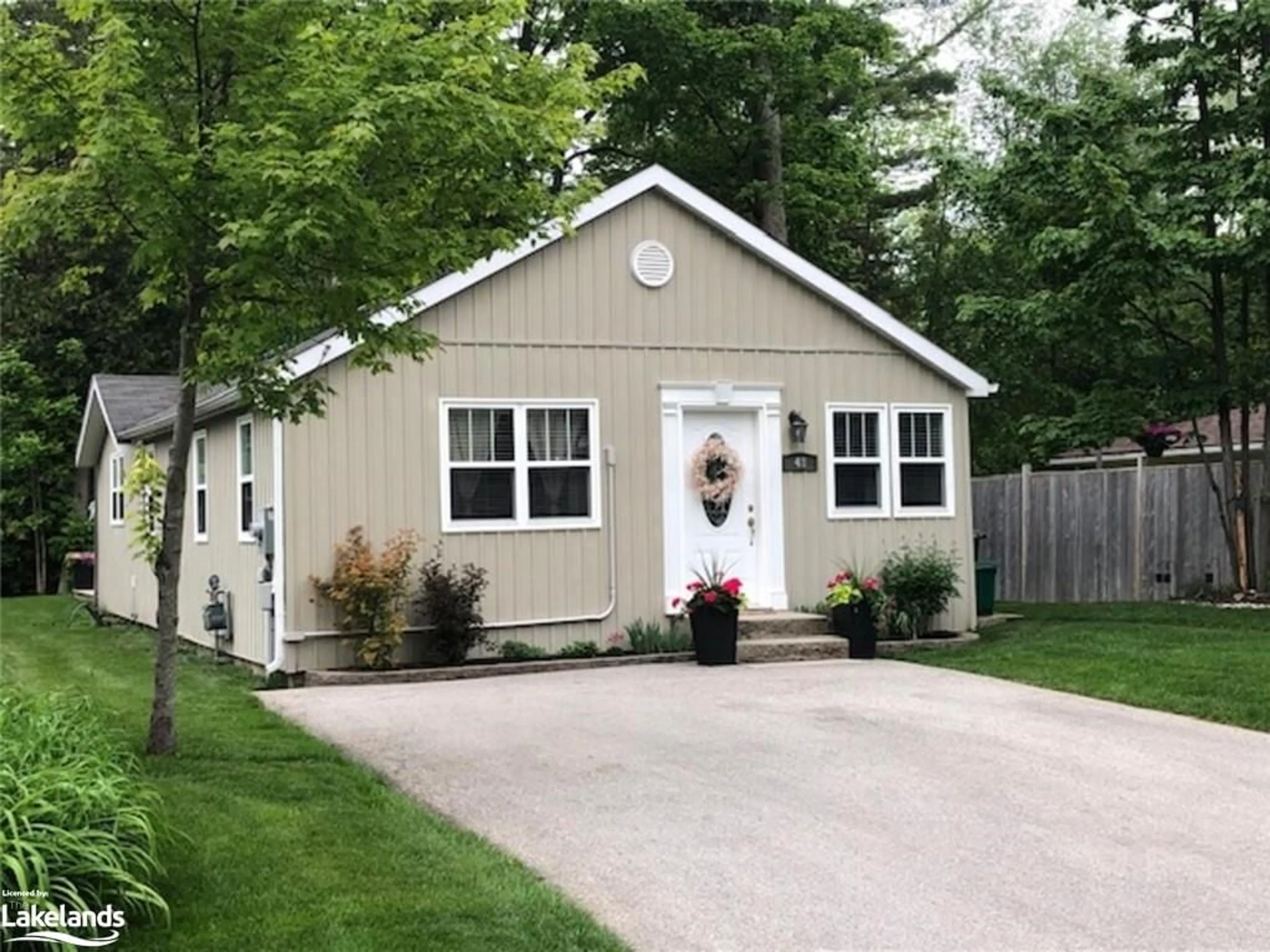 Cottage for 48 49th St, Wasaga Beach Ontario L9Z 1Y1