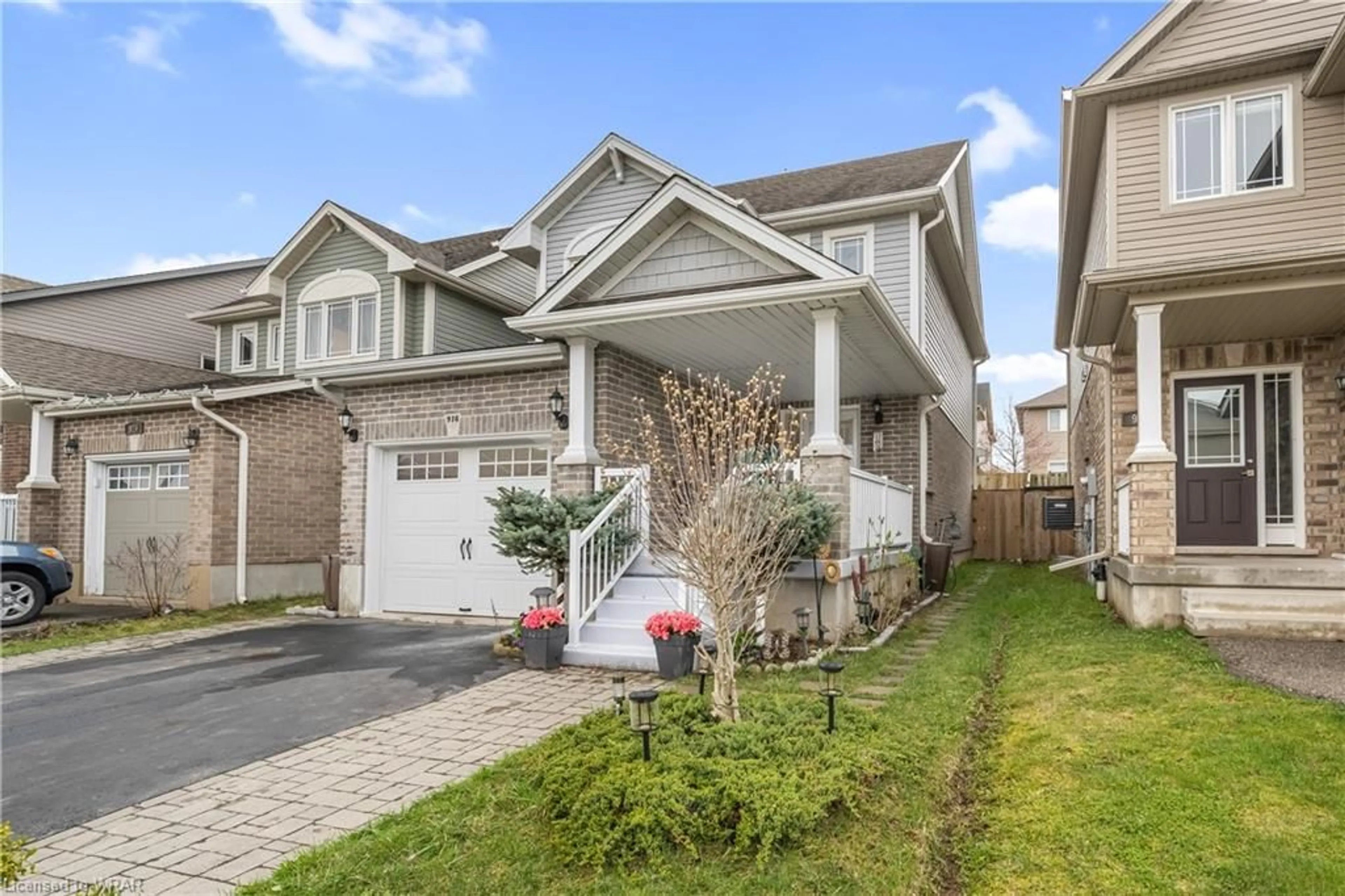 Frontside or backside of a home for 916 Banffshire Crt, Kitchener Ontario N2R 1W7