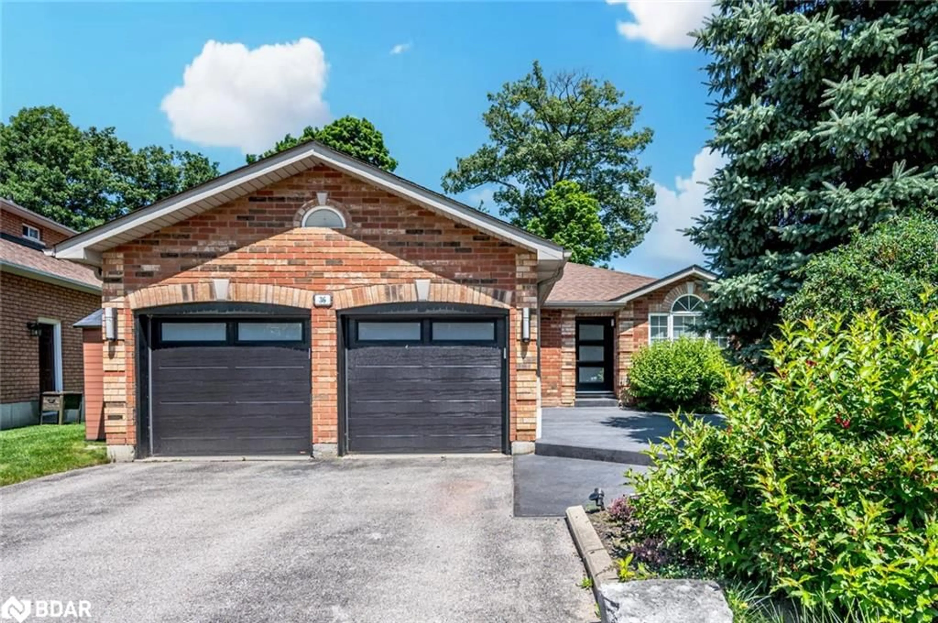 Home with brick exterior material for 36 Glen Oak Crt, Barrie Ontario L4M 6M4