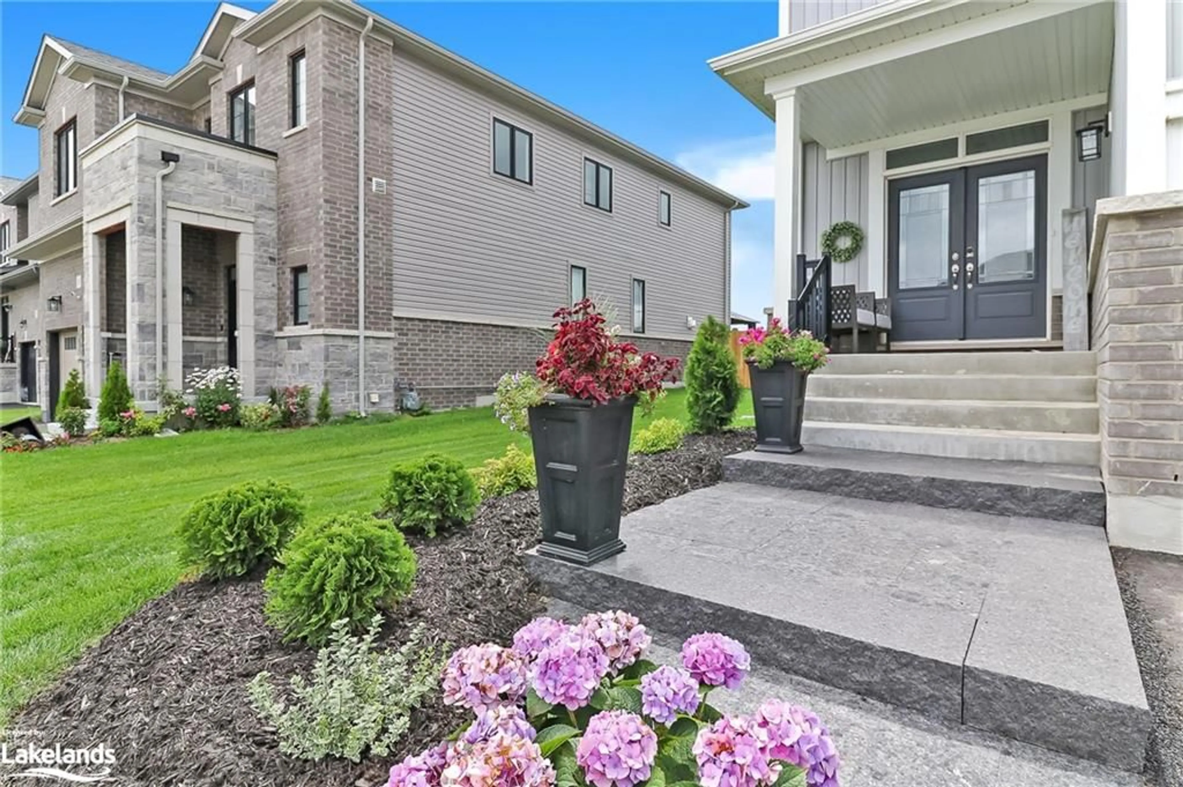 Indoor entryway for 13 Autumn Drive, Wasaga Beach Ontario L9Z 0K7