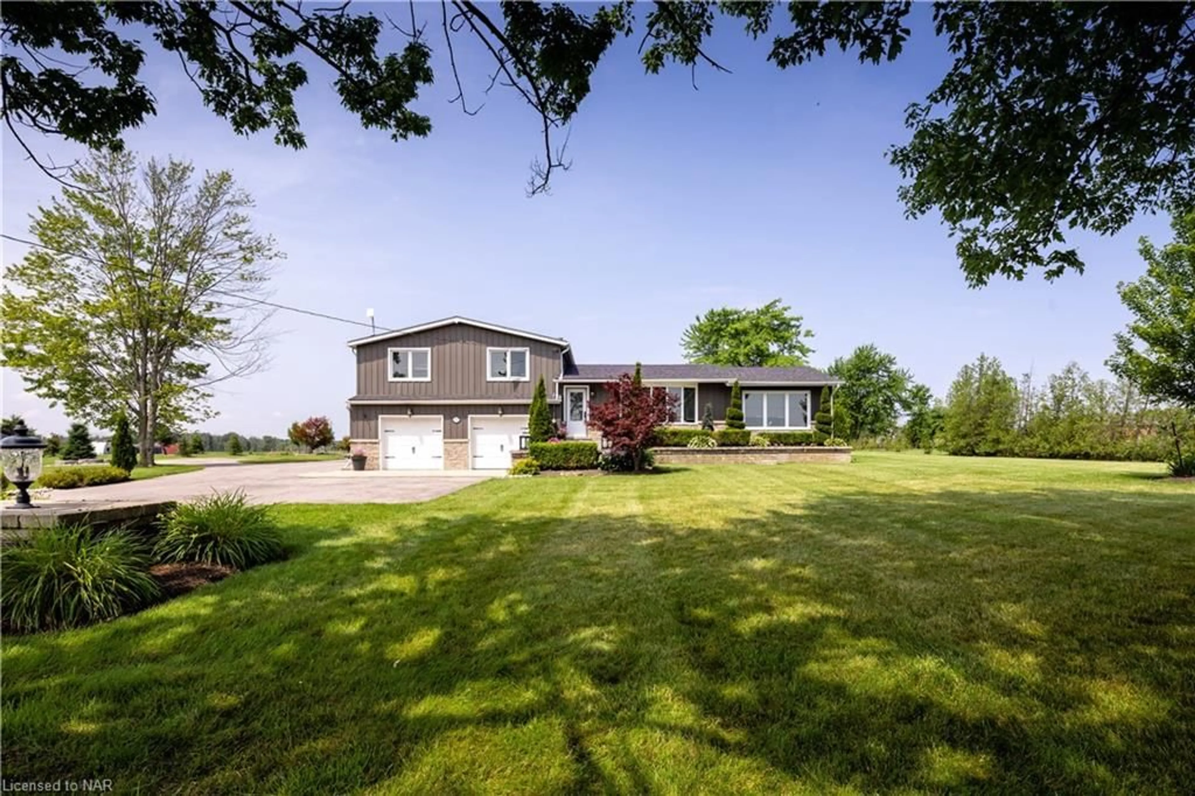 Frontside or backside of a home for 322 Russ Rd, Grimsby Ontario L3M 4E7
