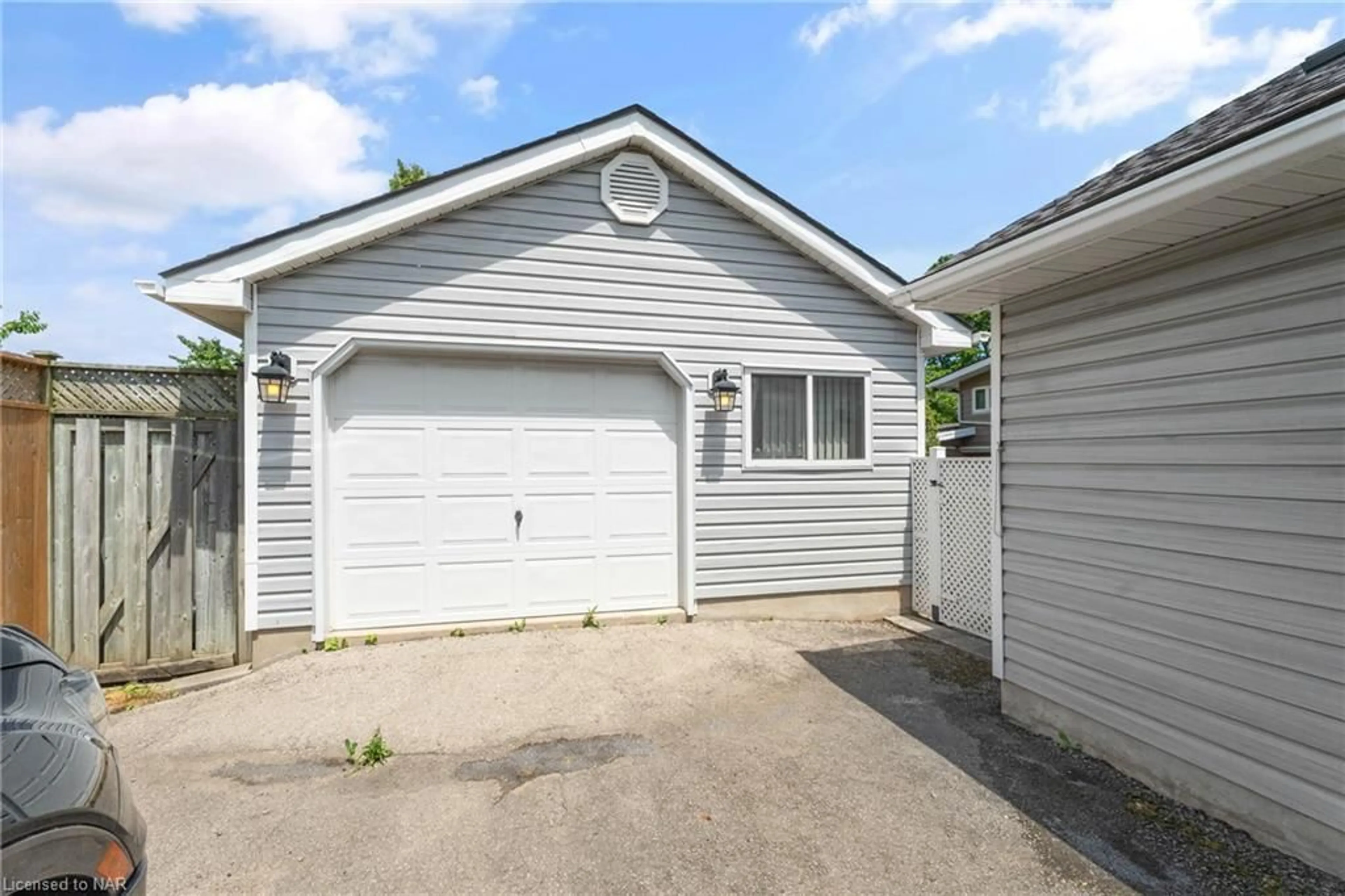 Frontside or backside of a home for 313 Lake St, Grimsby Ontario L3M 1Z5