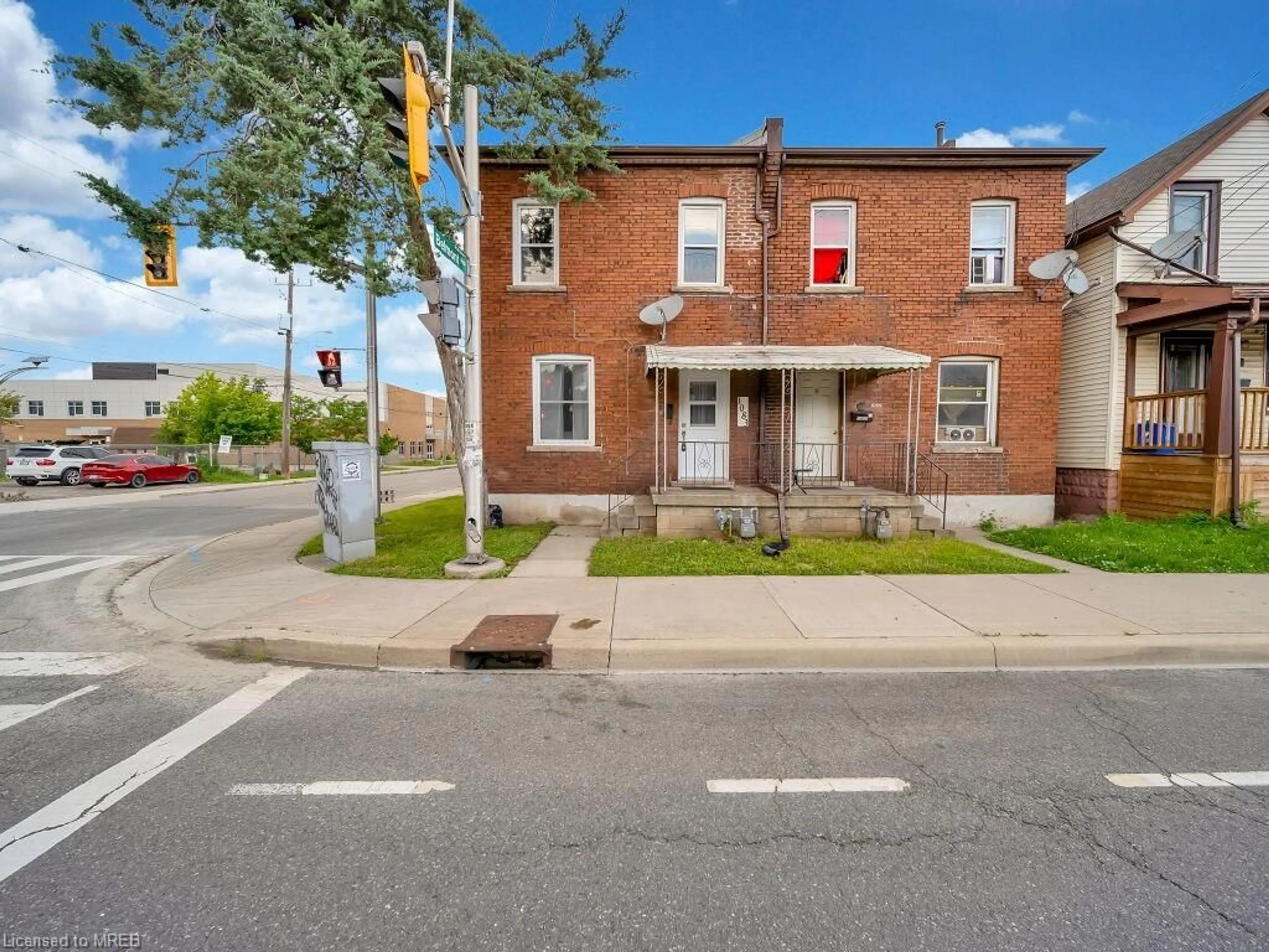 Street view for 1083 Cannon St, Hamilton Ontario L8L 2J3