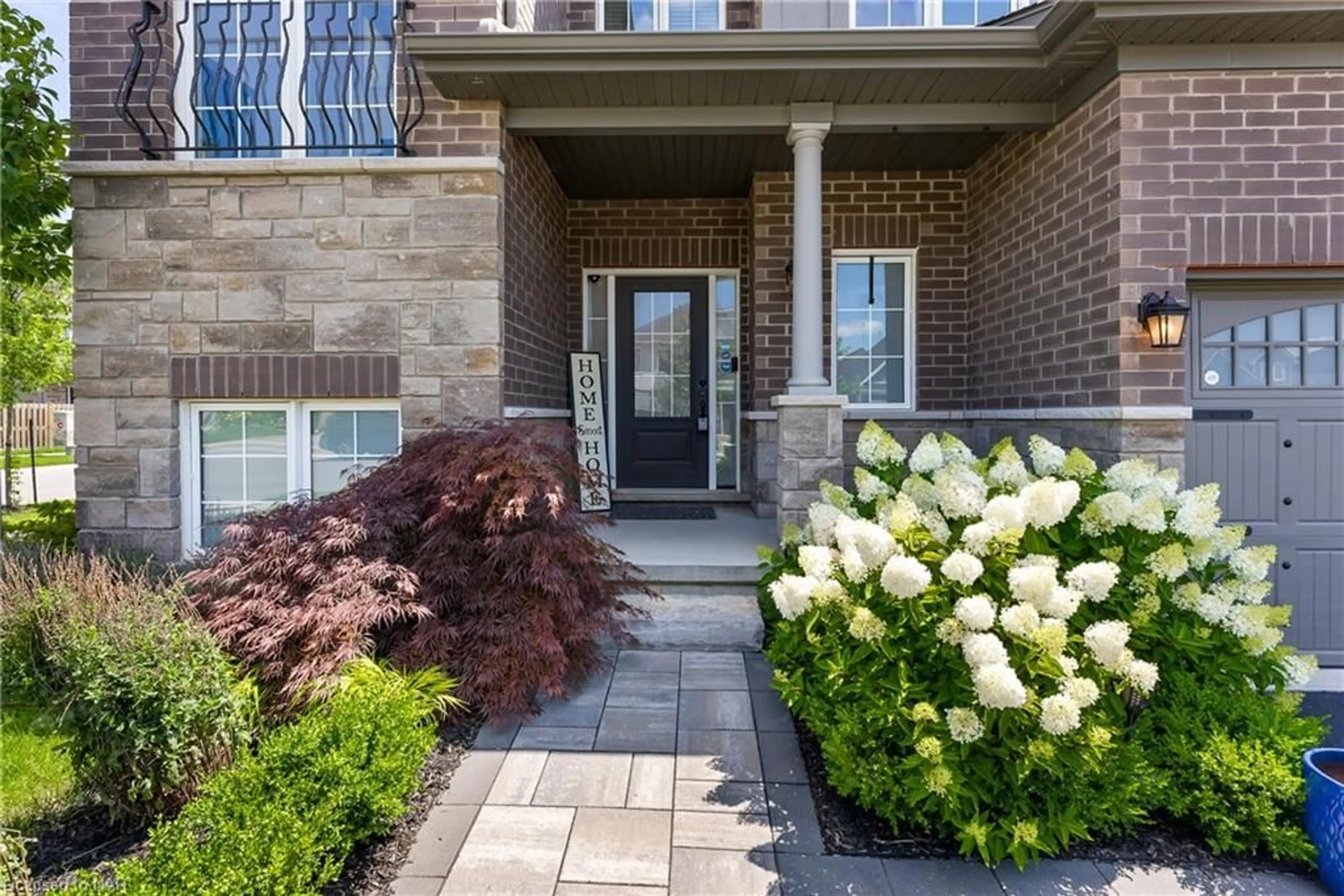 Indoor entryway for 133 Lametti Dr, Fonthill Ontario L0S 1E6