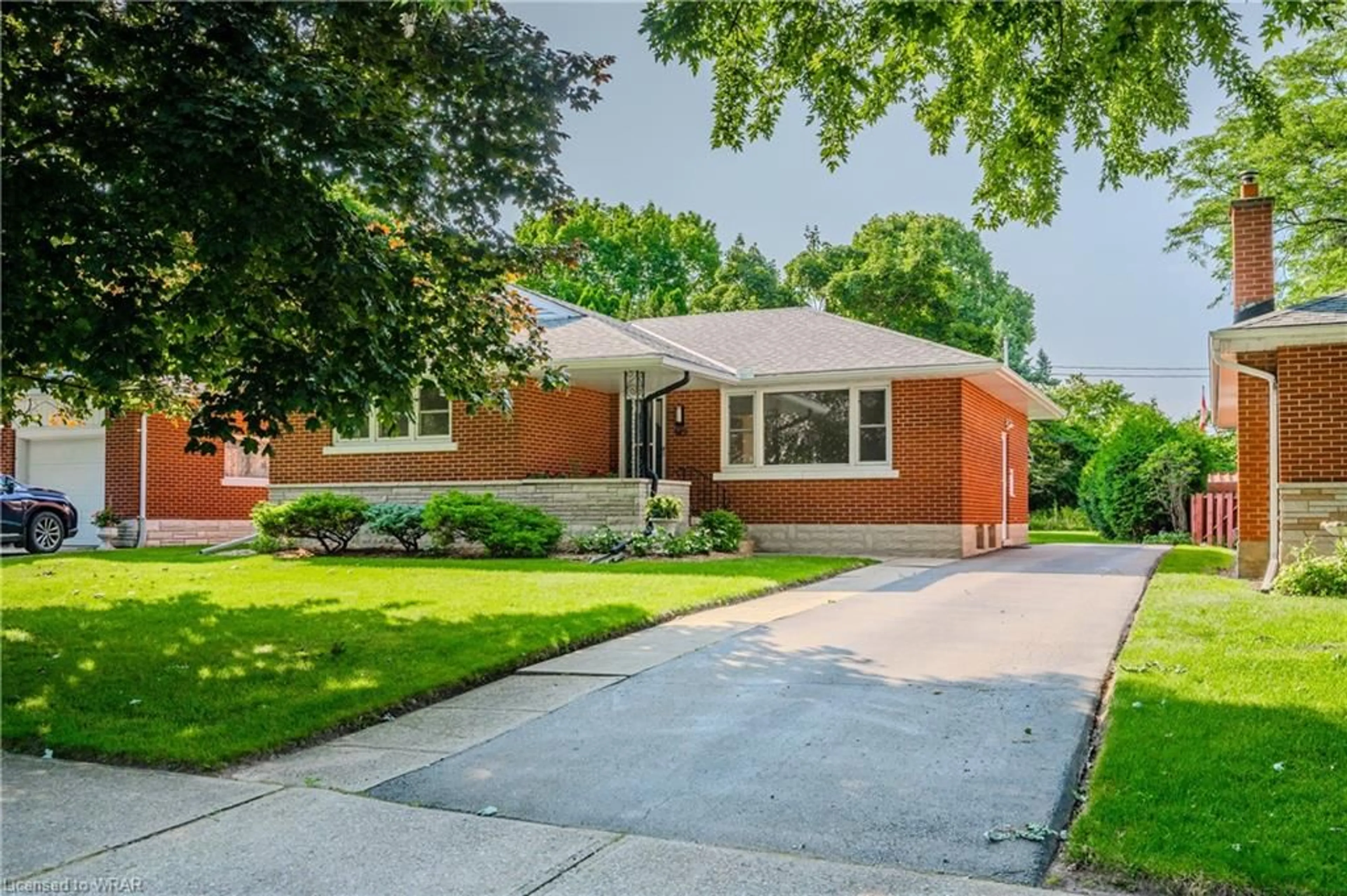 Home with brick exterior material for 142 Elgin Cres, Waterloo Ontario N2J 2S4