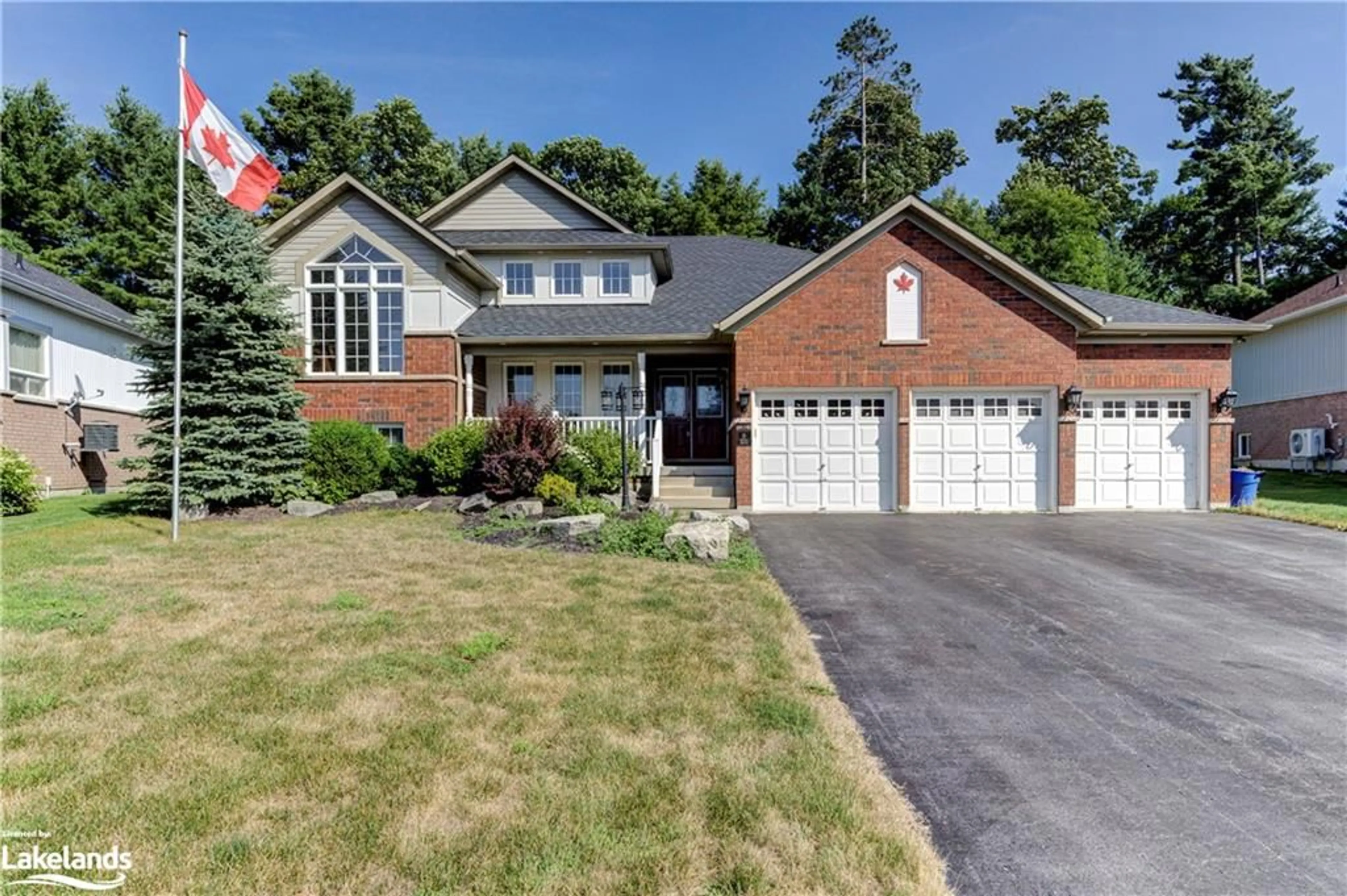 Home with brick exterior material for 31 Fawndale Cres, Wasaga Beach Ontario L9Z 2B3