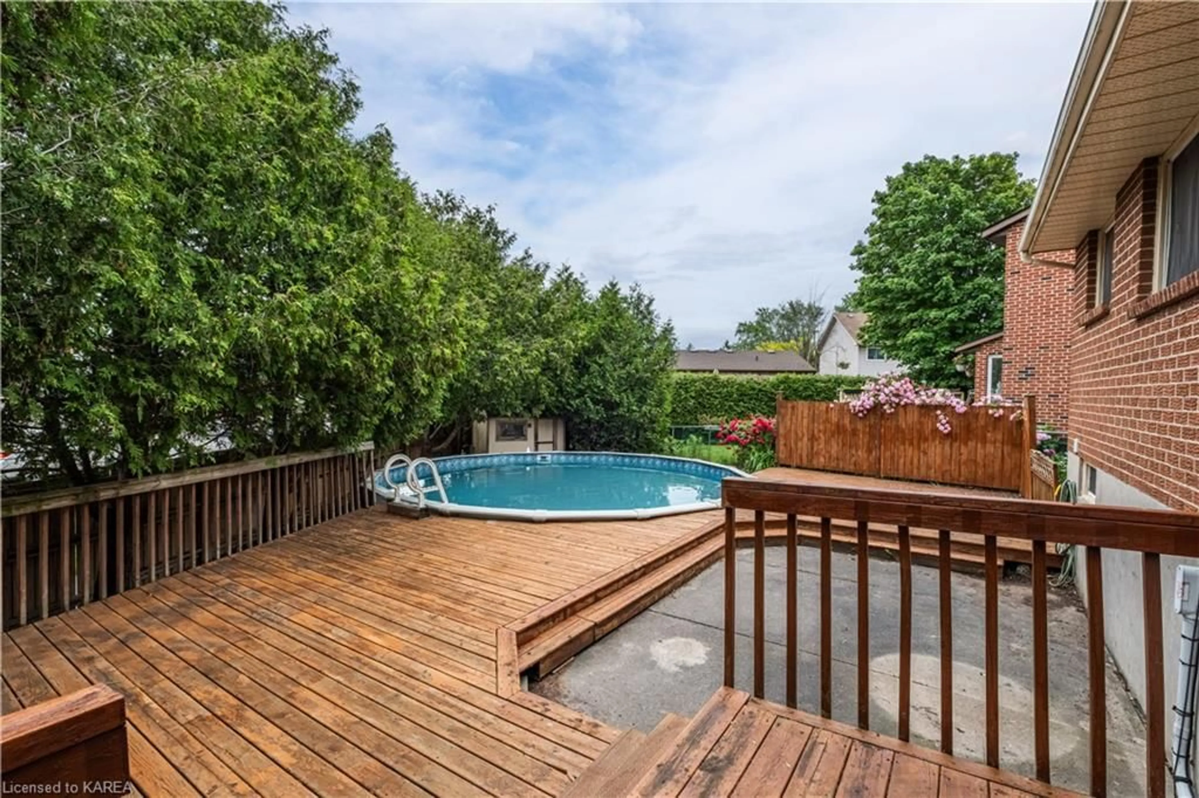 Indoor or outdoor pool for 33 Balmoral Crt, Kingston Ontario K7M 7T2