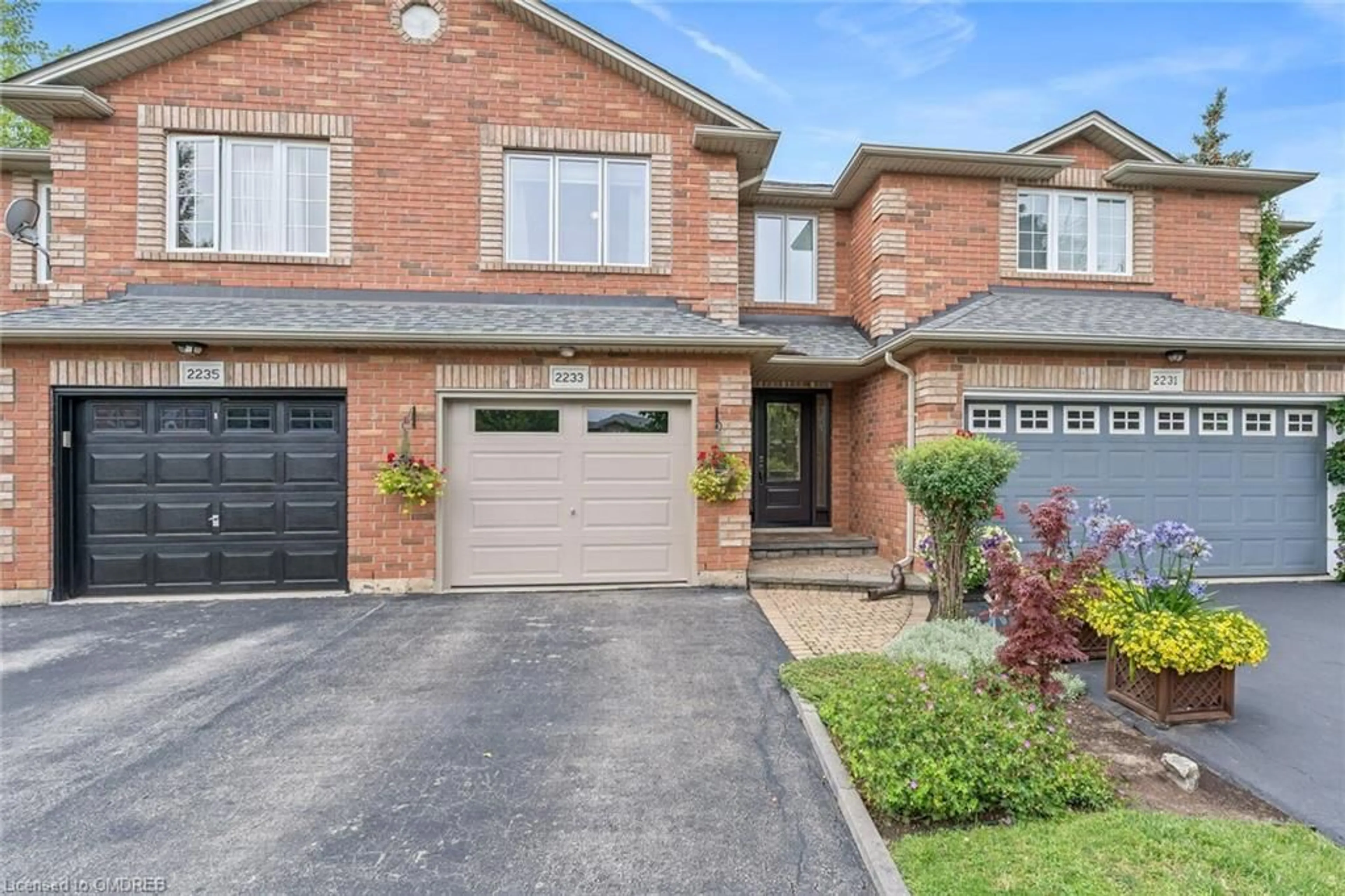 Home with brick exterior material for 2233 Fairbairn Crt, Oakville Ontario L6M 4R2