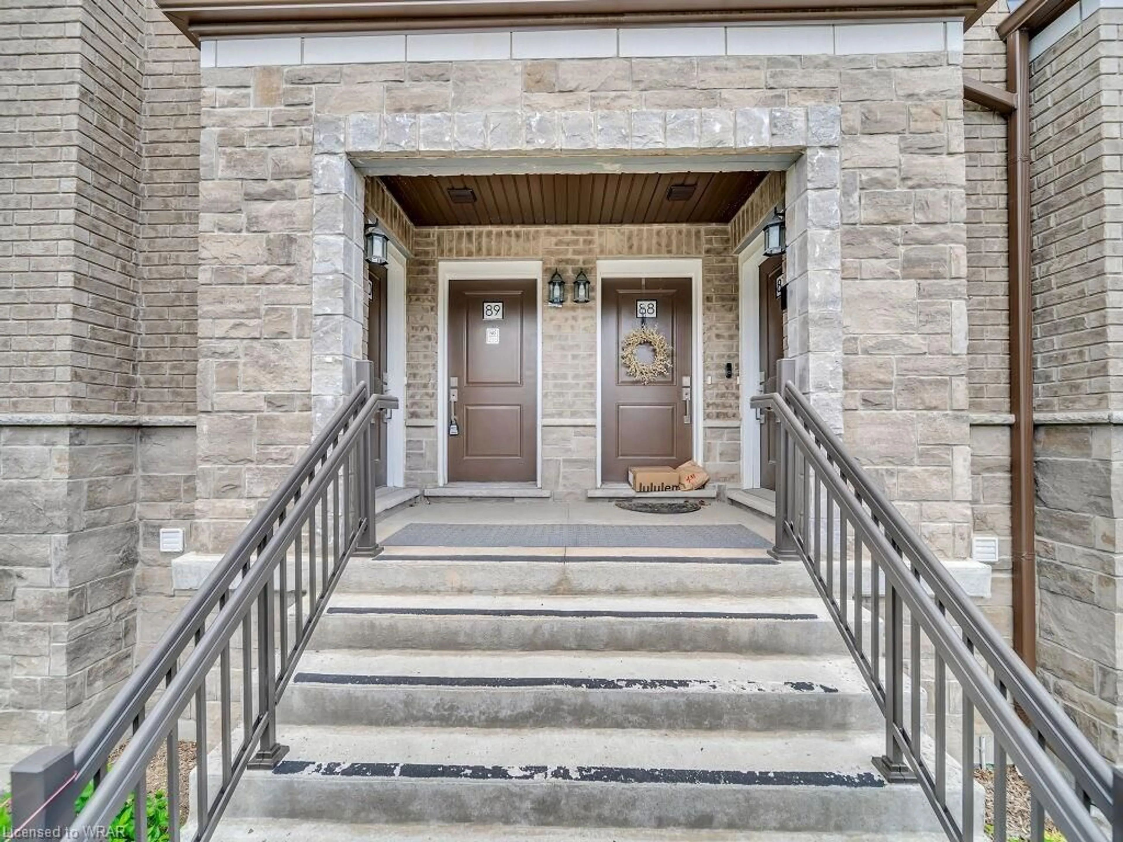 Indoor entryway for 445 Ontario St #89, Milton Ontario L9T 9K4