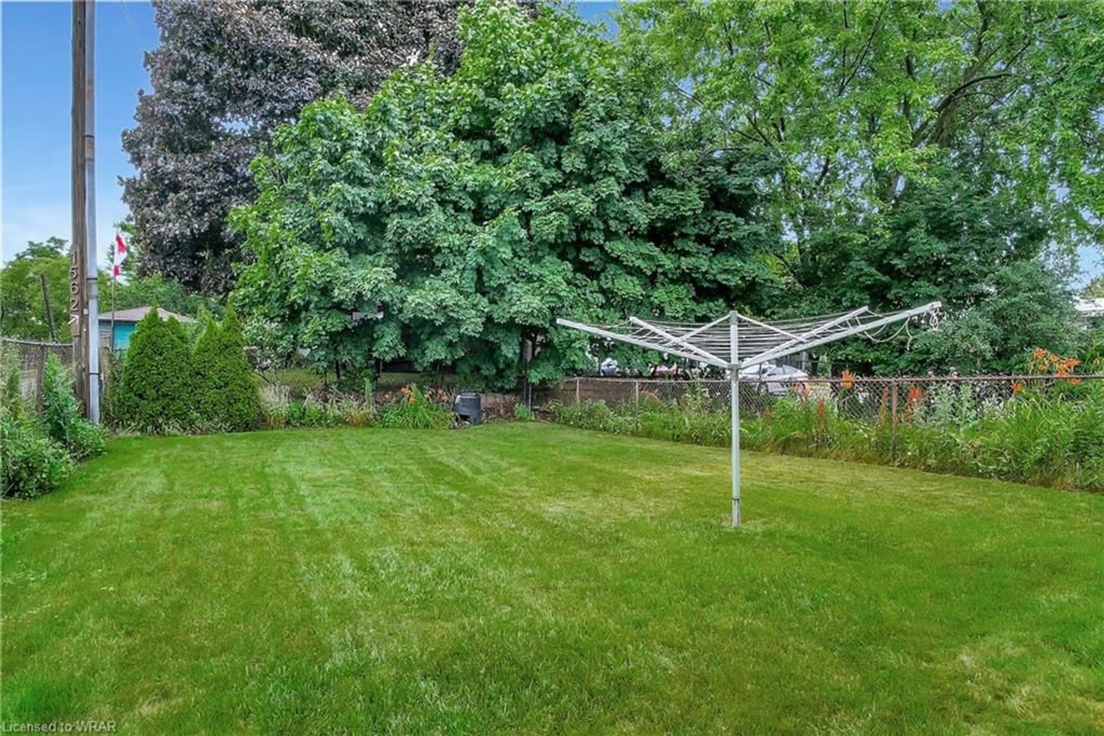 Fenced yard for 1554 Concession Rd, Cambridge Ontario N3H 4L9