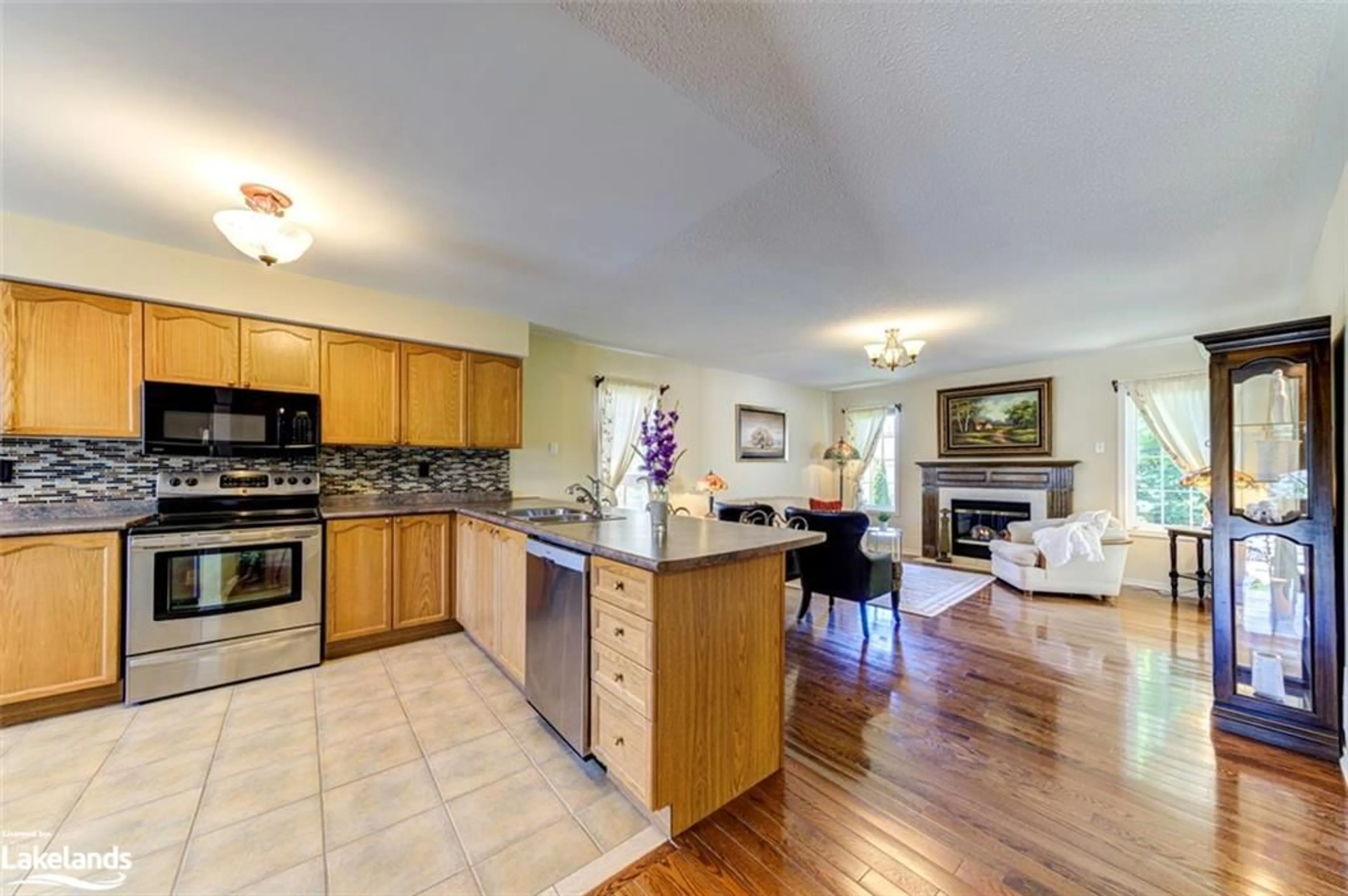 Kitchen for 10 Northwood Dr, Wasaga Beach Ontario L9Z 3B5