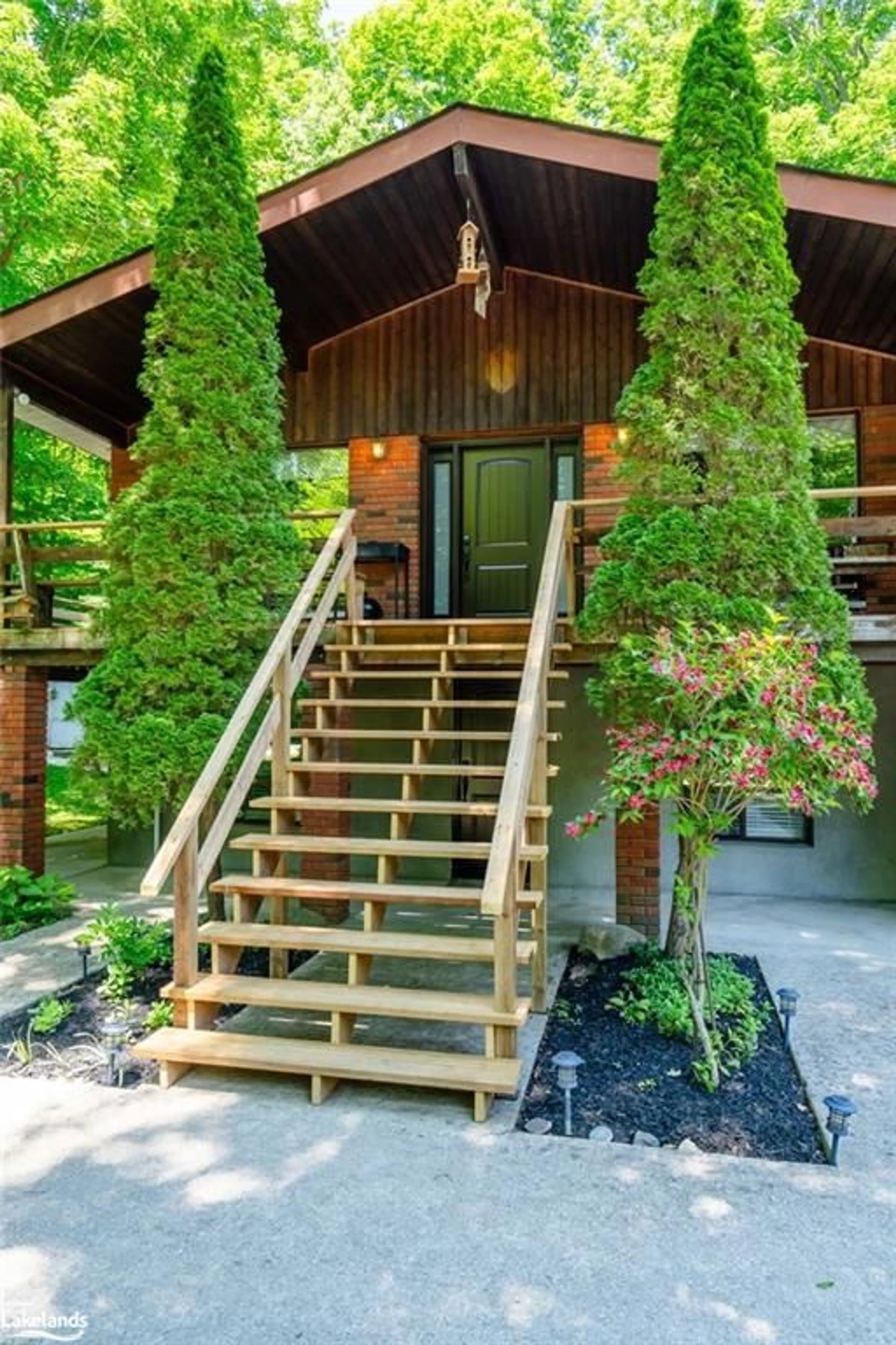 Indoor entryway for 8 Celestine Crt, Tiny Ontario L9M 0H3