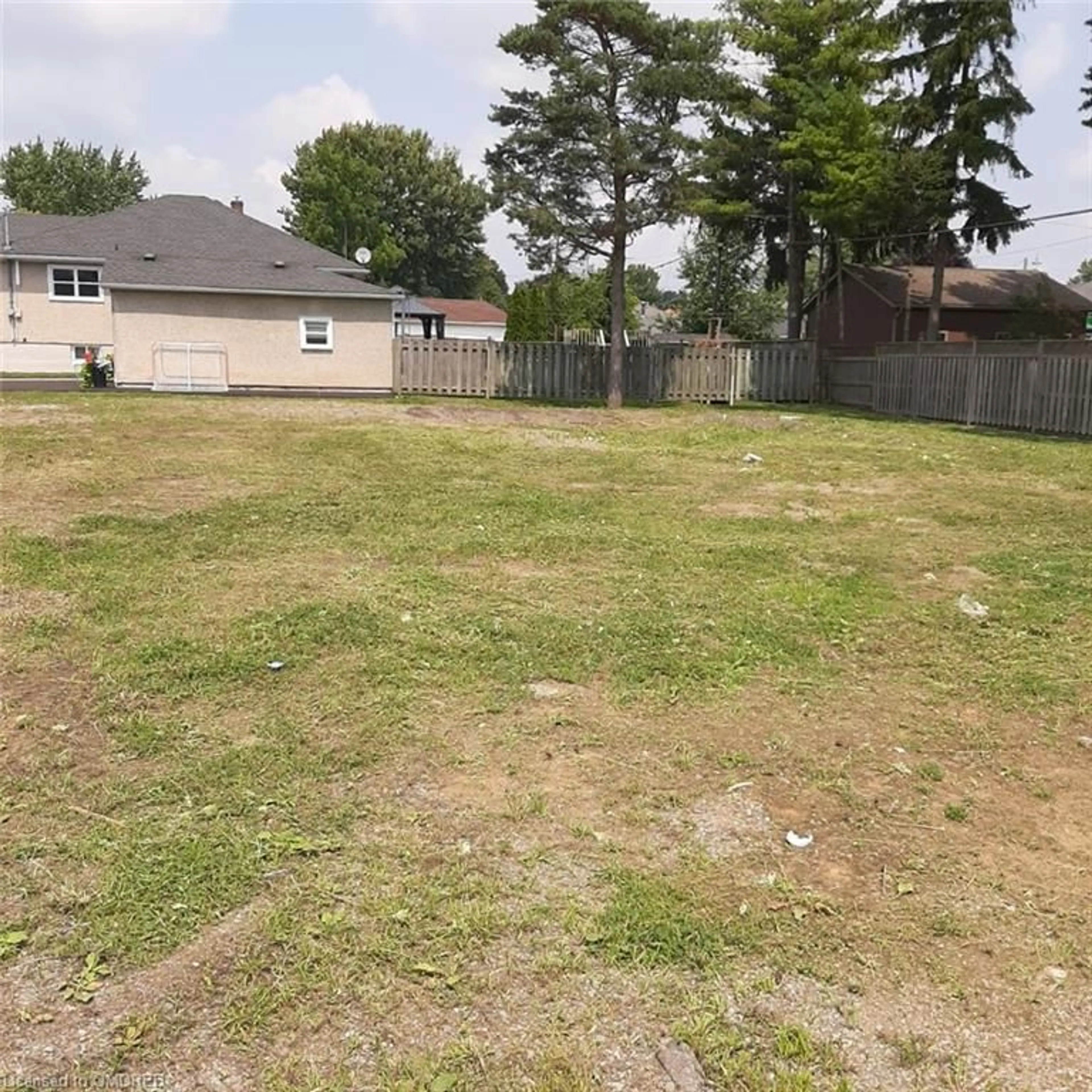 Fenced yard for 433 Sugarloaf St, Port Colborne Ontario L3K 2P7