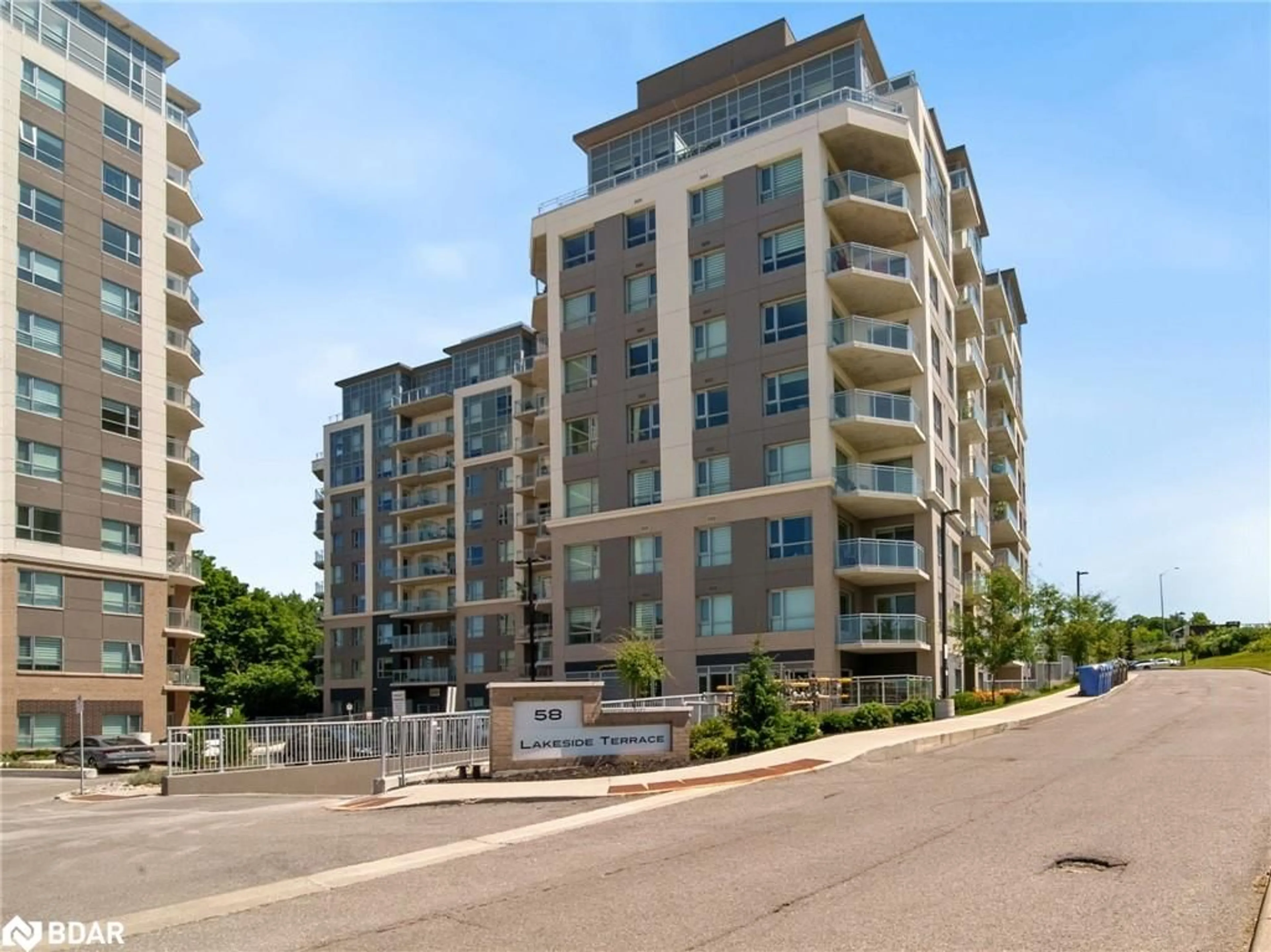 A pic from exterior of the house or condo for 58 Lakeside Terr #702, Barrie Ontario L4M 7B9