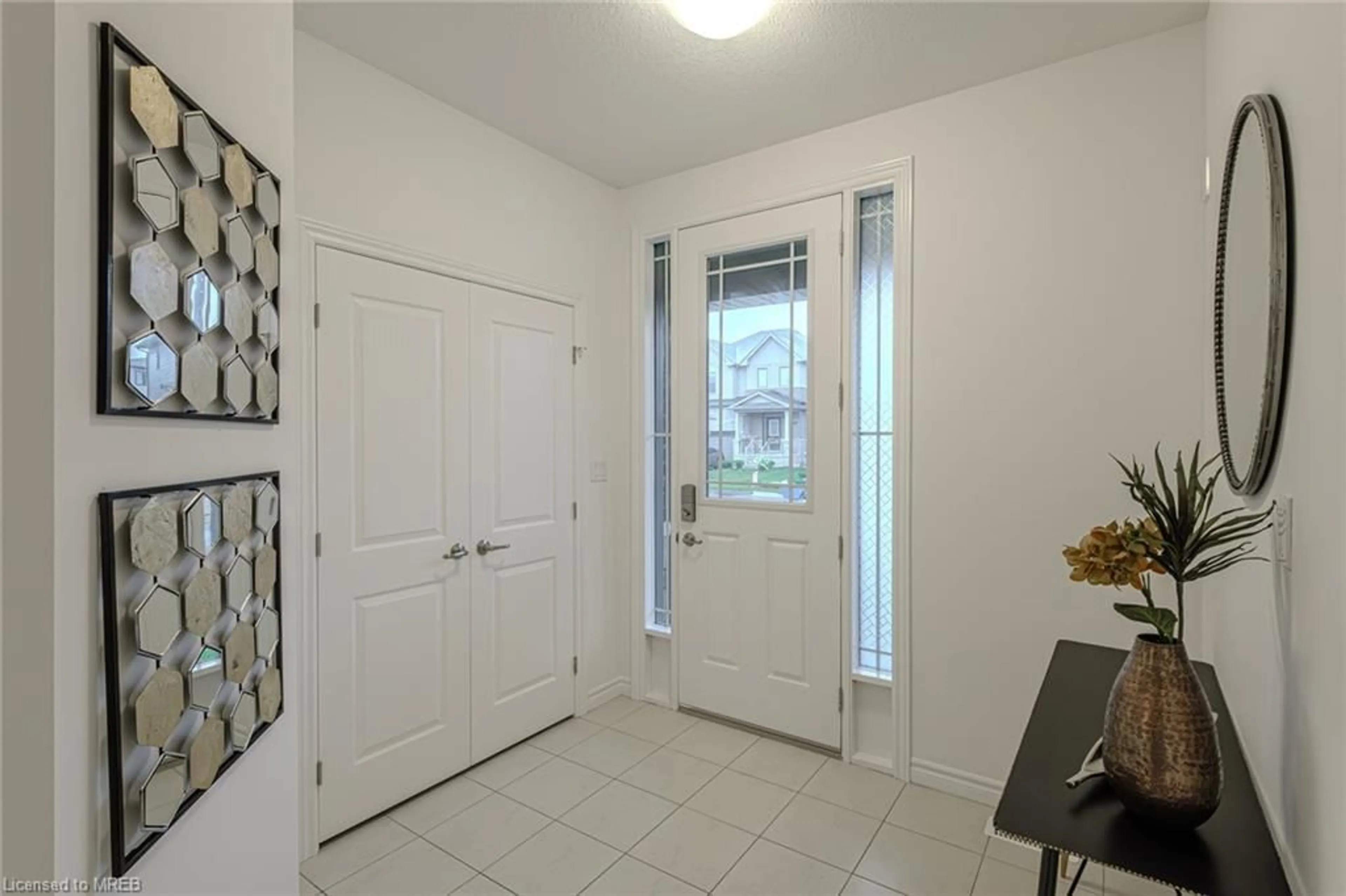 Indoor entryway for 27 Mclaren Avenue Ave, Brantford Ontario N3T 5L5